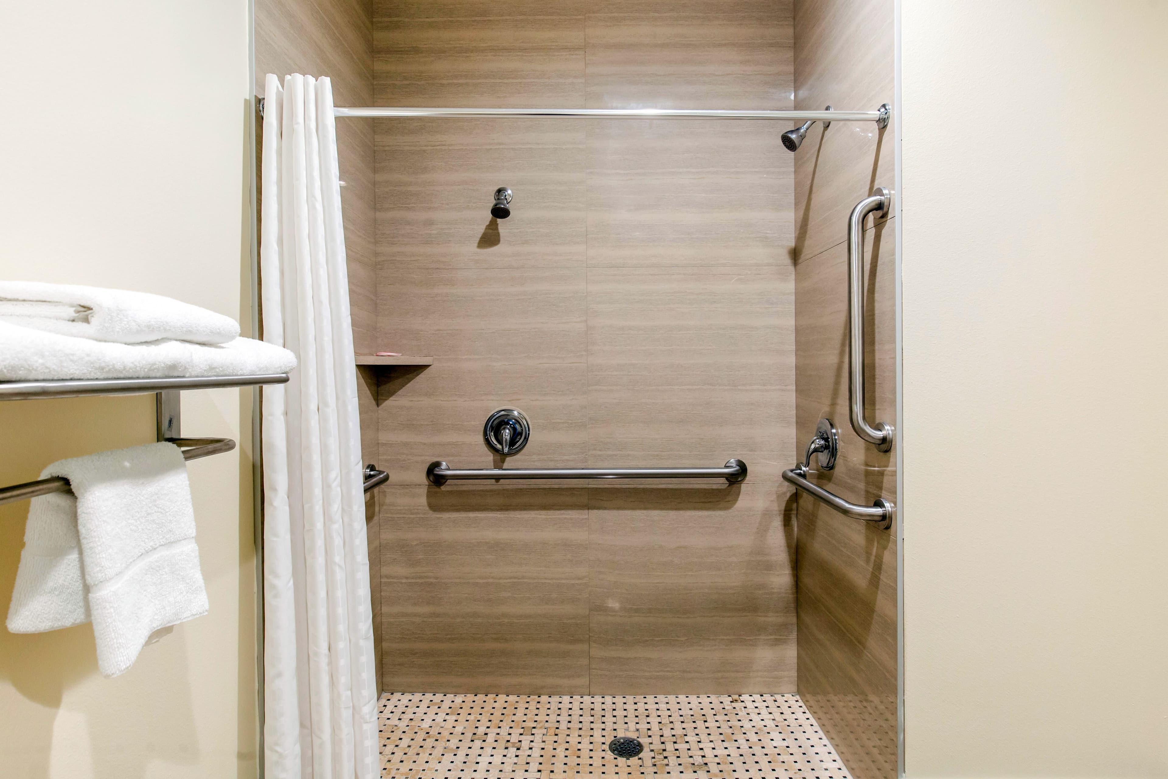 Econo Lodge Inn & Suites Houston Willowbrook — 29