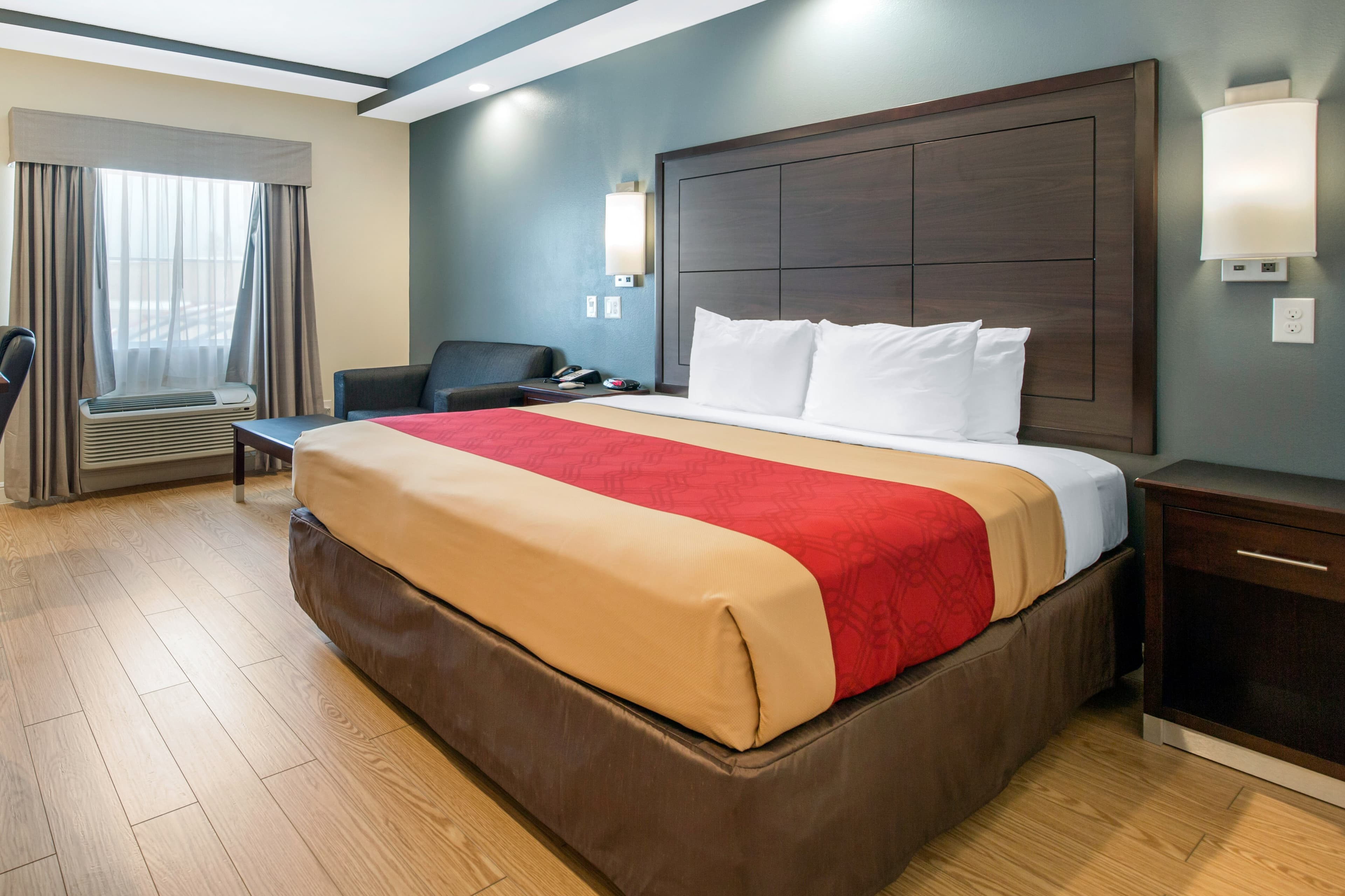 Econo Lodge Inn & Suites Houston Willowbrook — 31