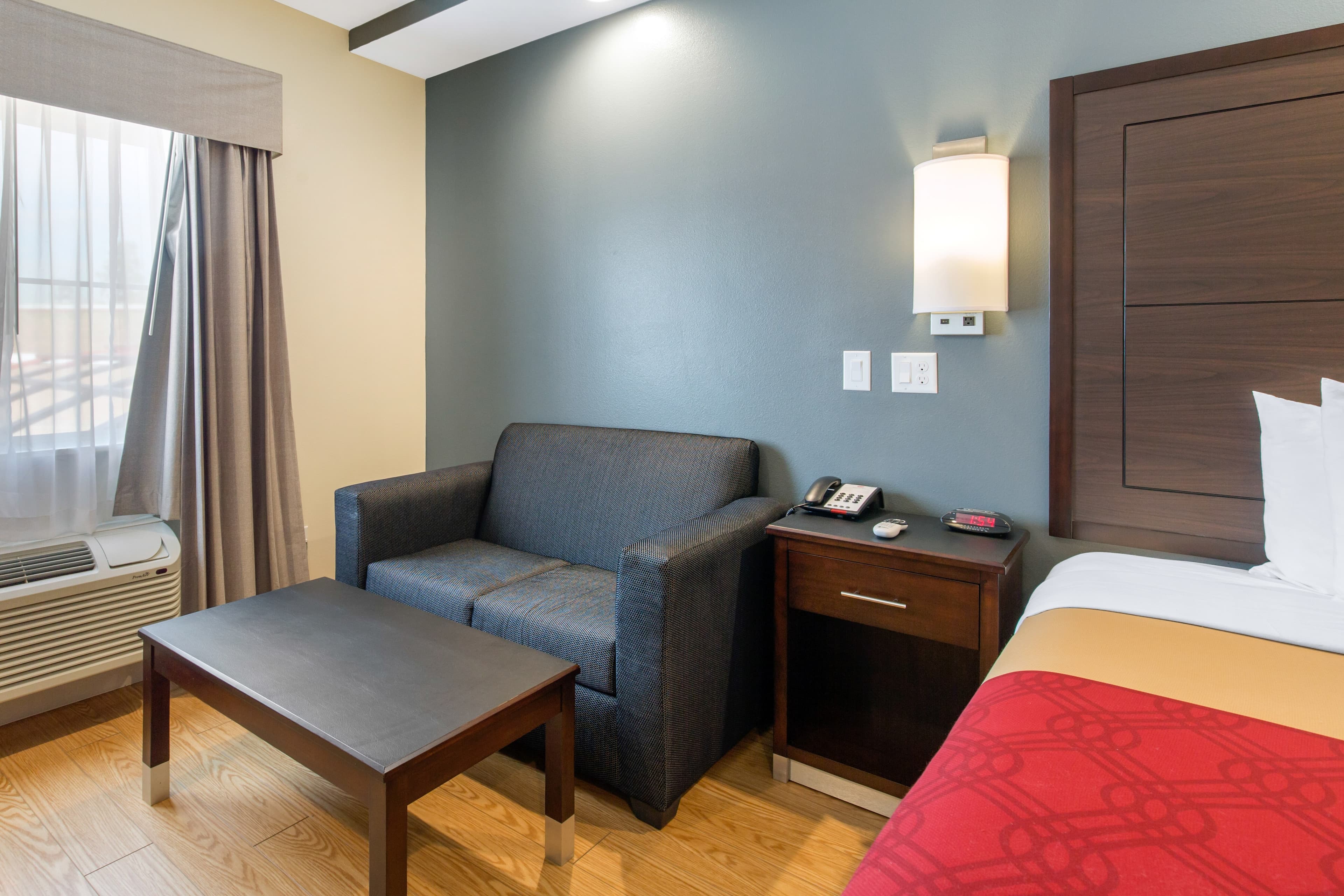 Econo Lodge Inn & Suites Houston Willowbrook — 32