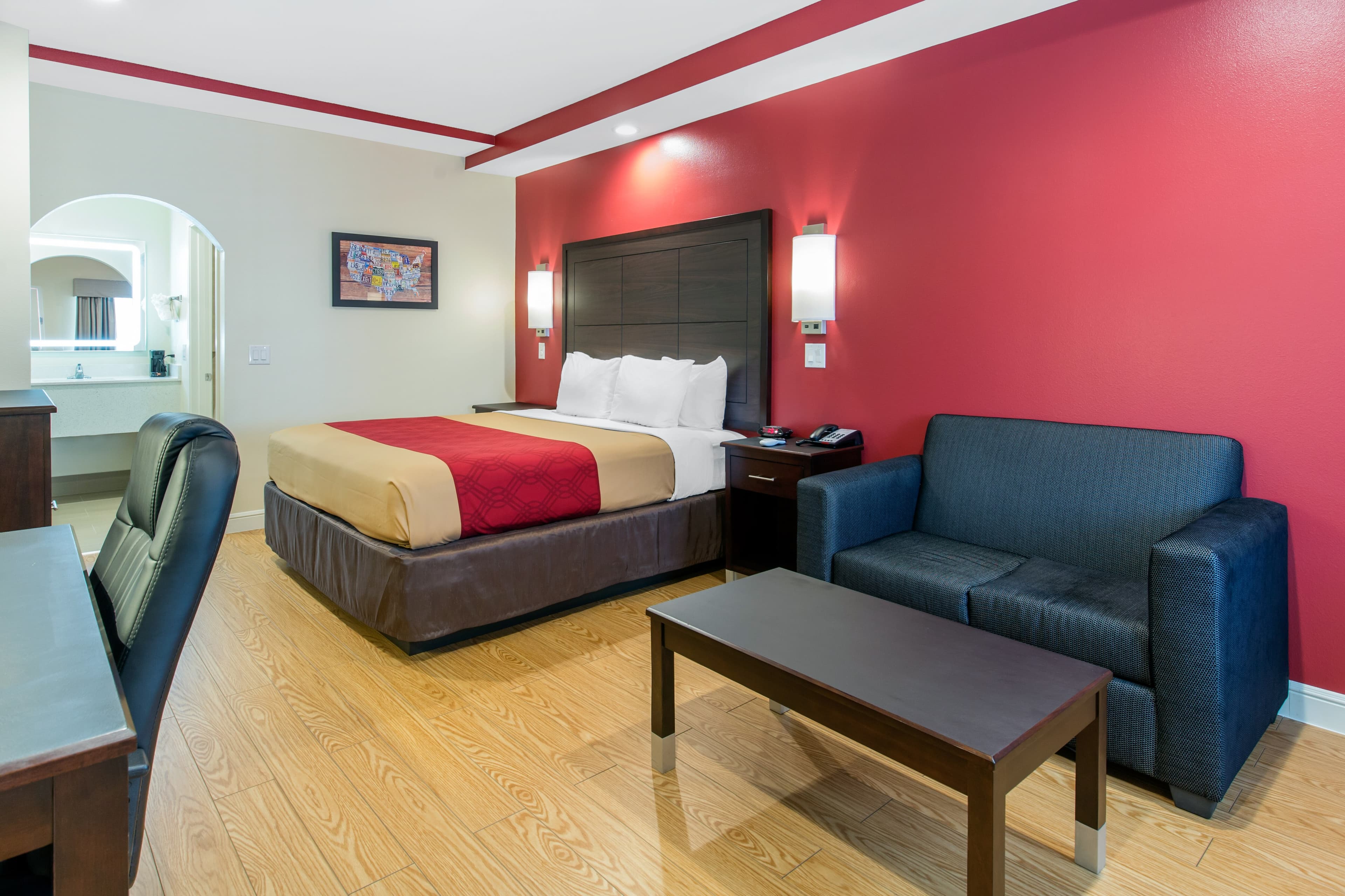 Econo Lodge Inn & Suites Houston Willowbrook — 35
