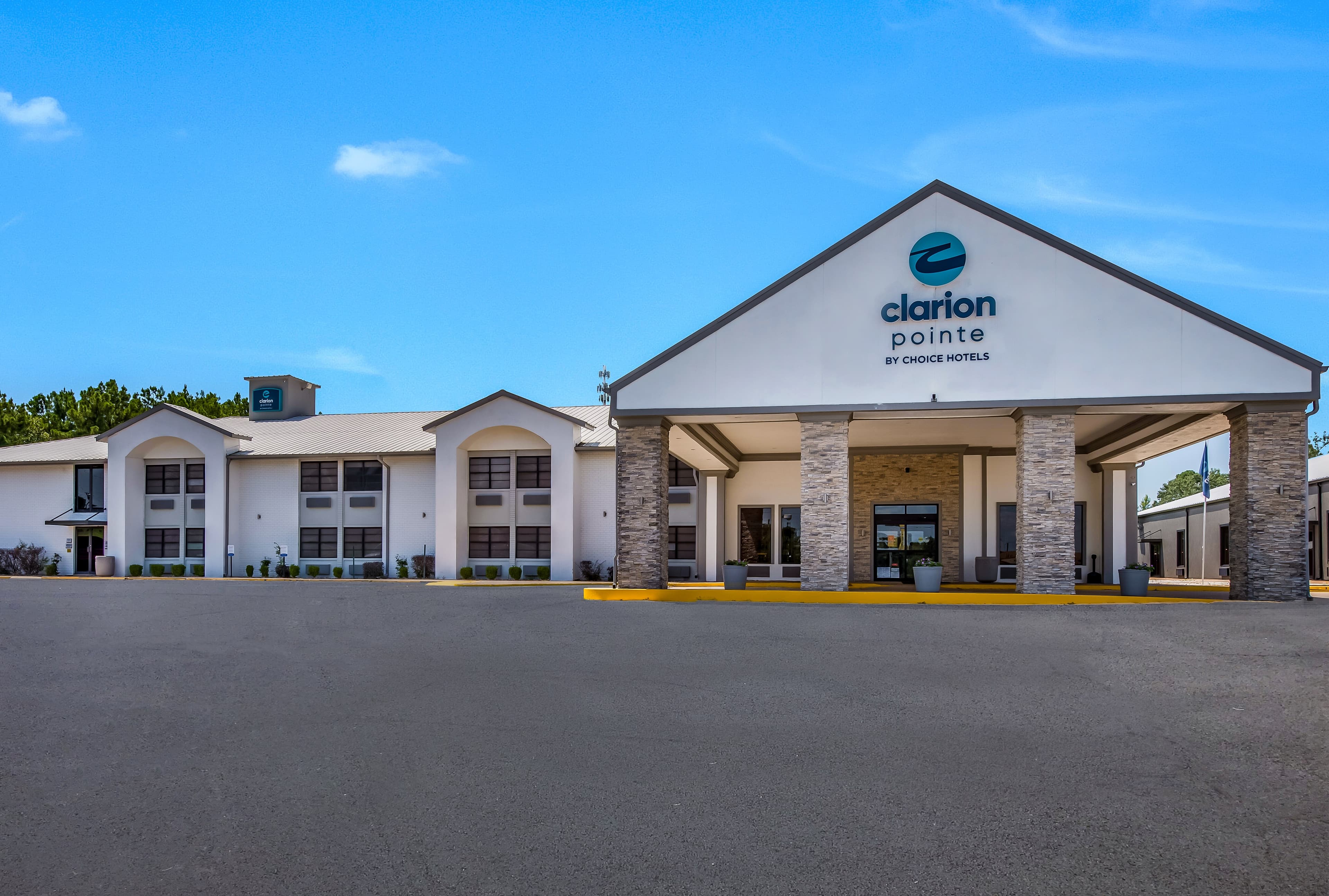 Clarion Pointe Marshall - Image 1