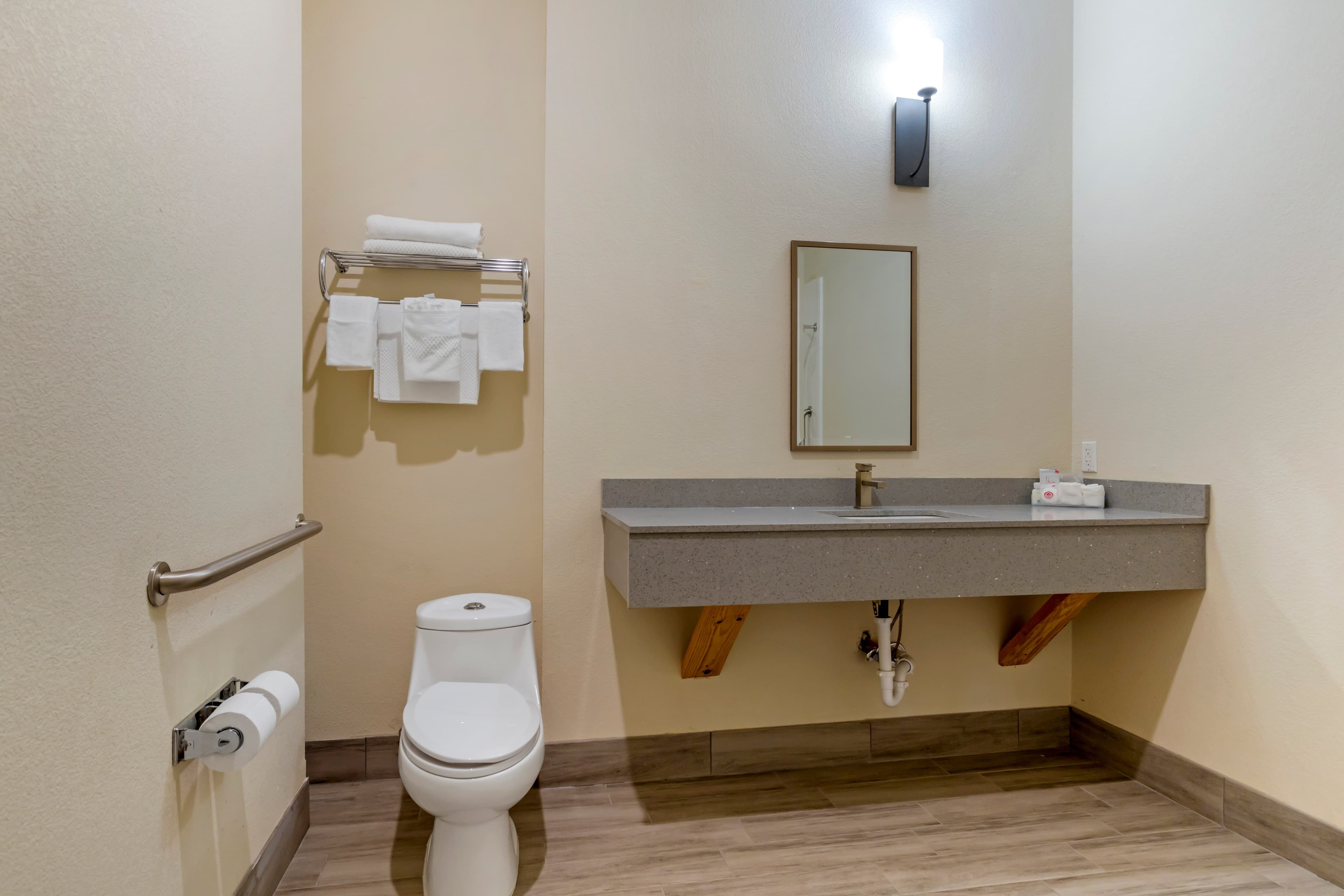 Quality Inn & Suites Elgin - Image 5