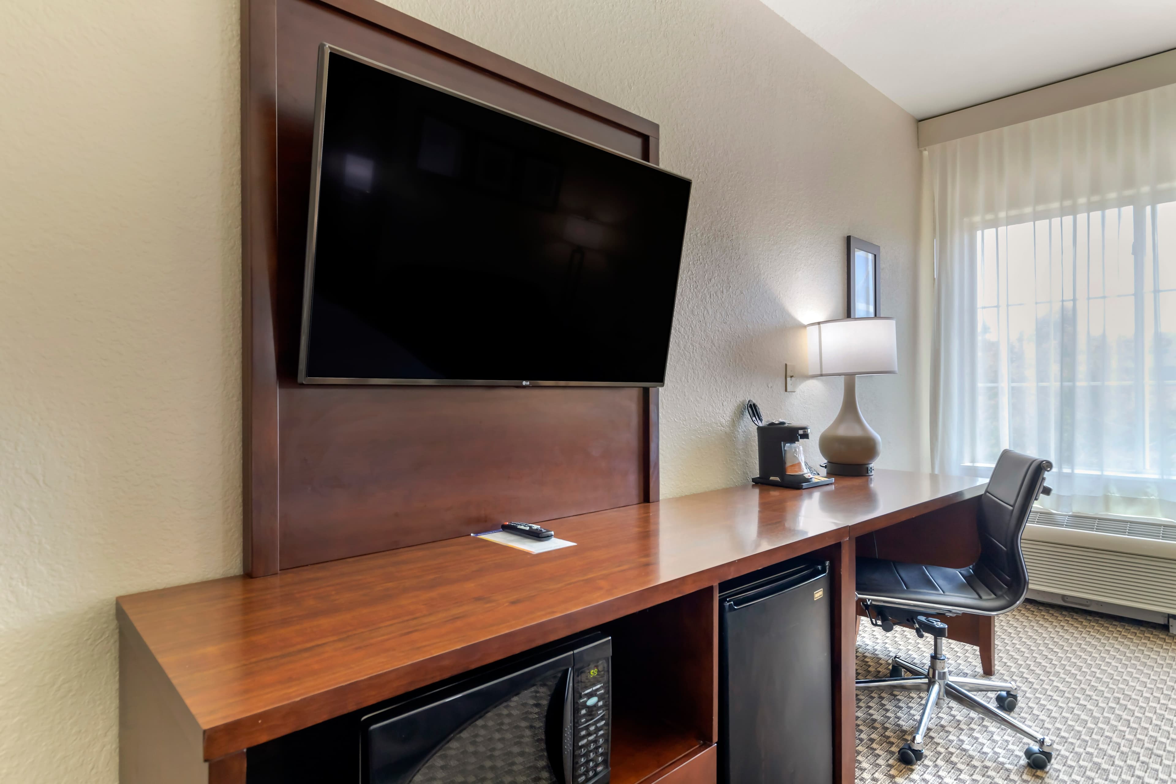 Comfort Inn & Suites Near Six Flags & Medical Center - Image 3