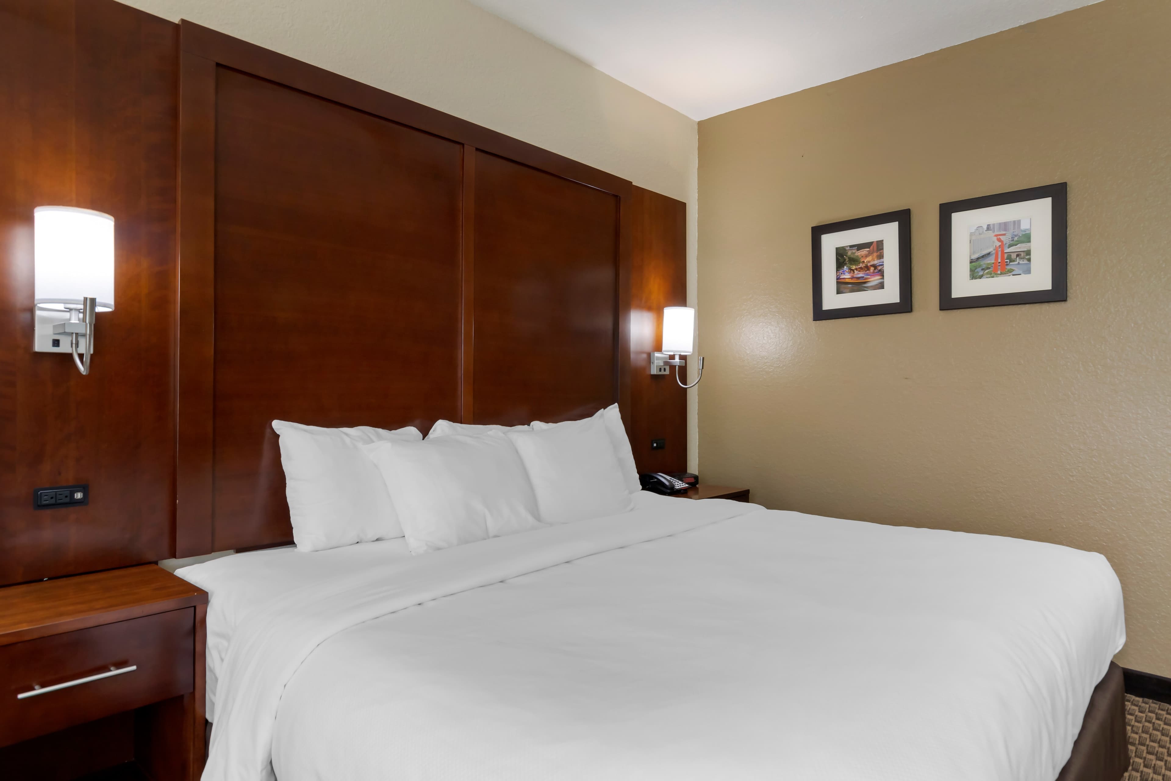 Comfort Inn & Suites Near Six Flags & Medical Center - Image 4