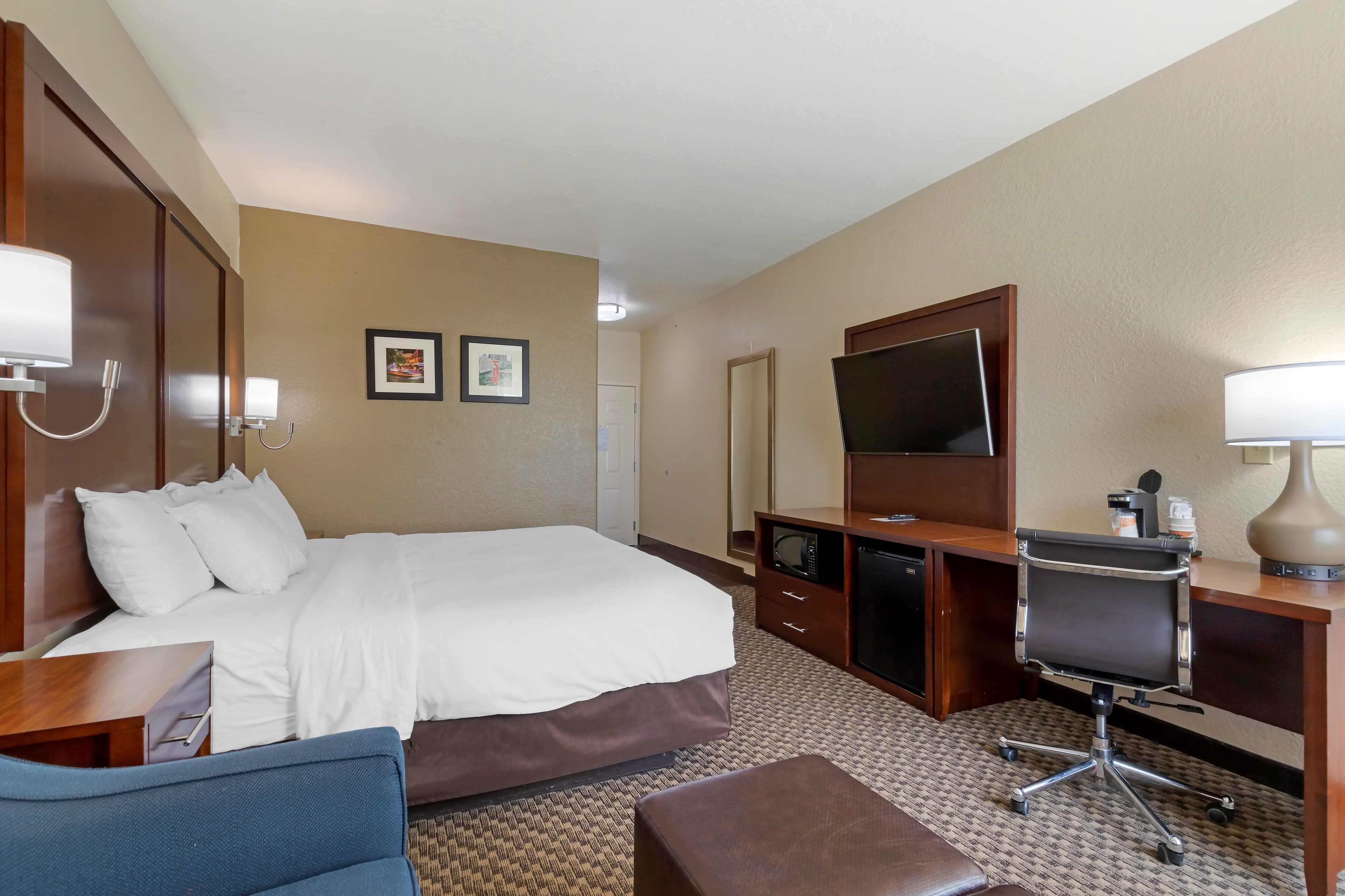 Comfort Inn & Suites Near Six Flags & Medical Center - Image 5