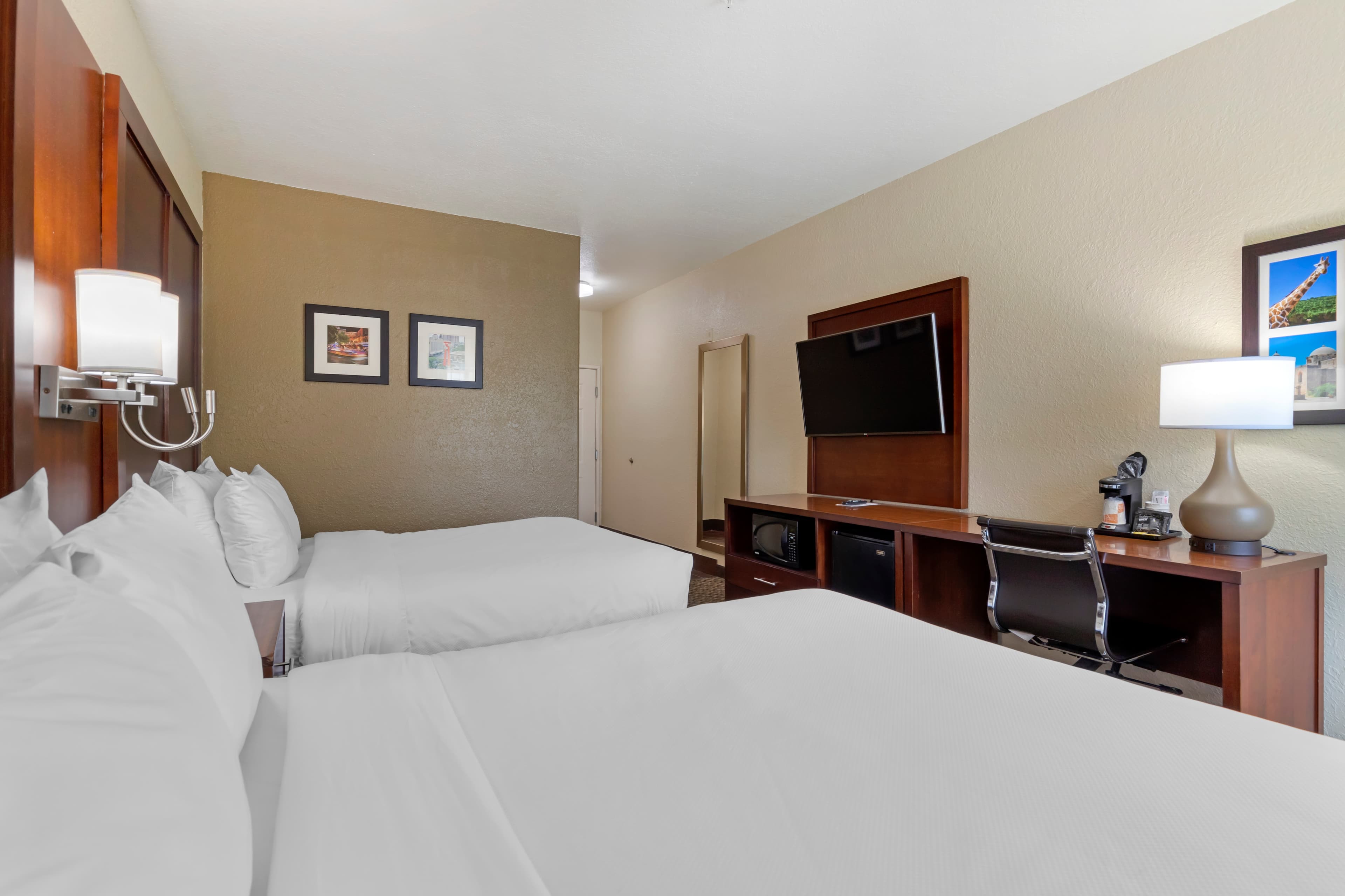 Comfort Inn & Suites Near Six Flags & Medical Center — 11