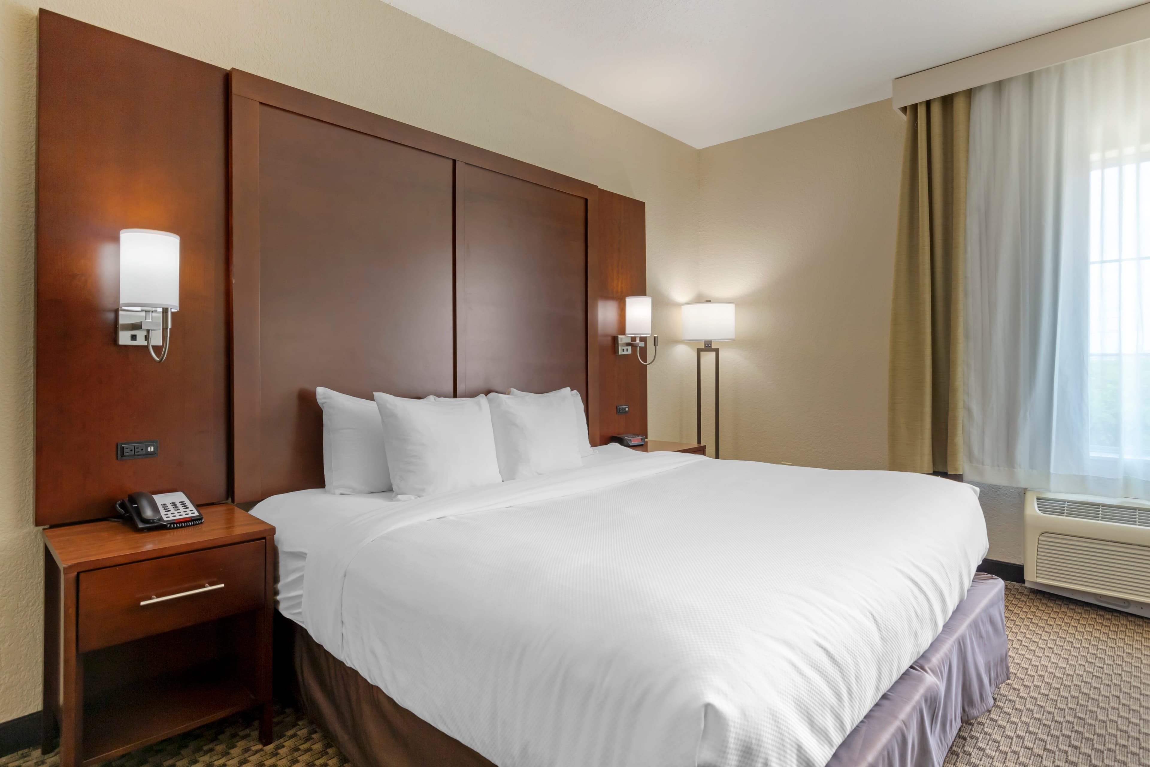 Comfort Inn & Suites Near Six Flags & Medical Center — 26