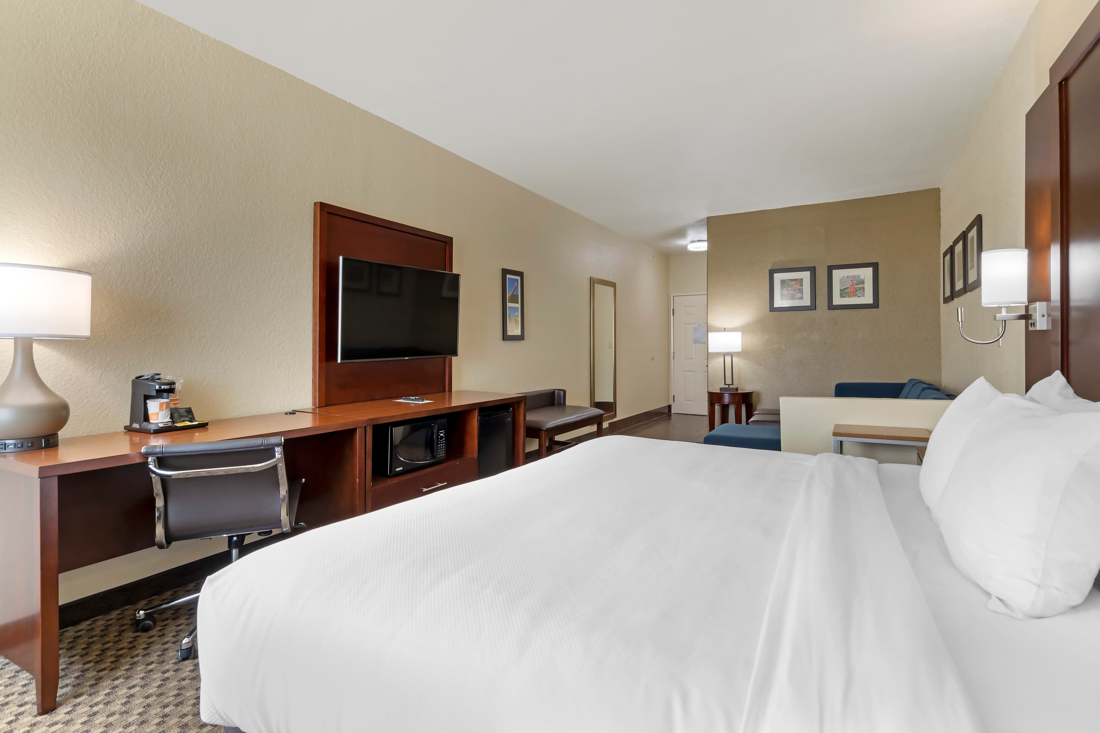 Comfort Inn & Suites Near Six Flags & Medical Center — 27