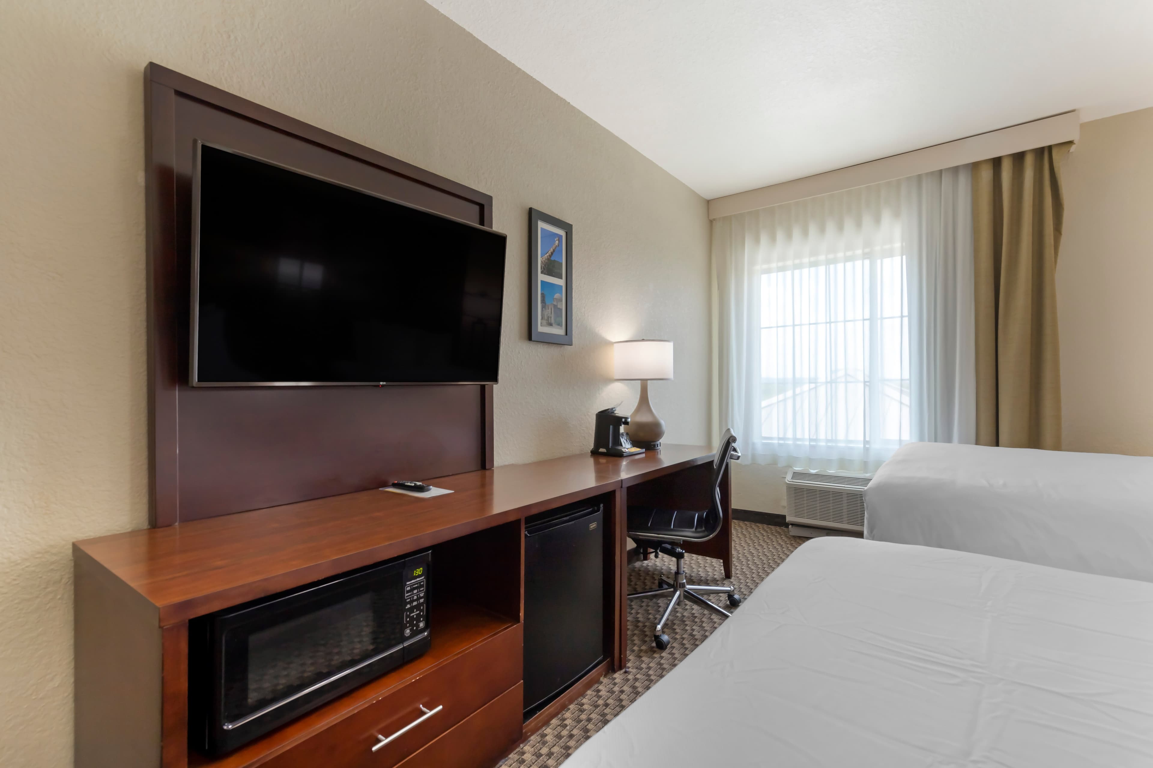 Comfort Inn & Suites Near Six Flags & Medical Center — 40