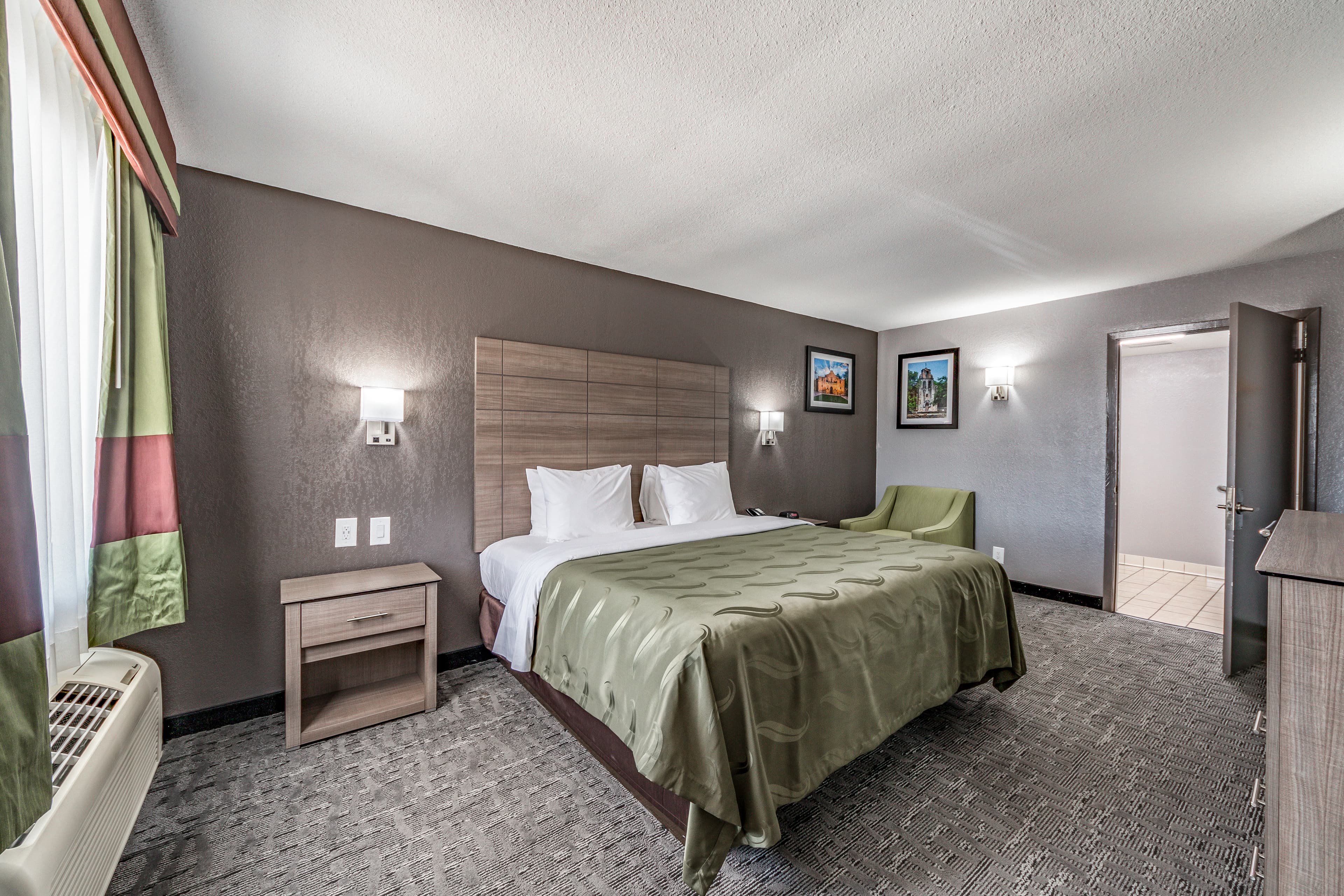 Quality Inn I-10 East near Frost Bank Center - Image 2