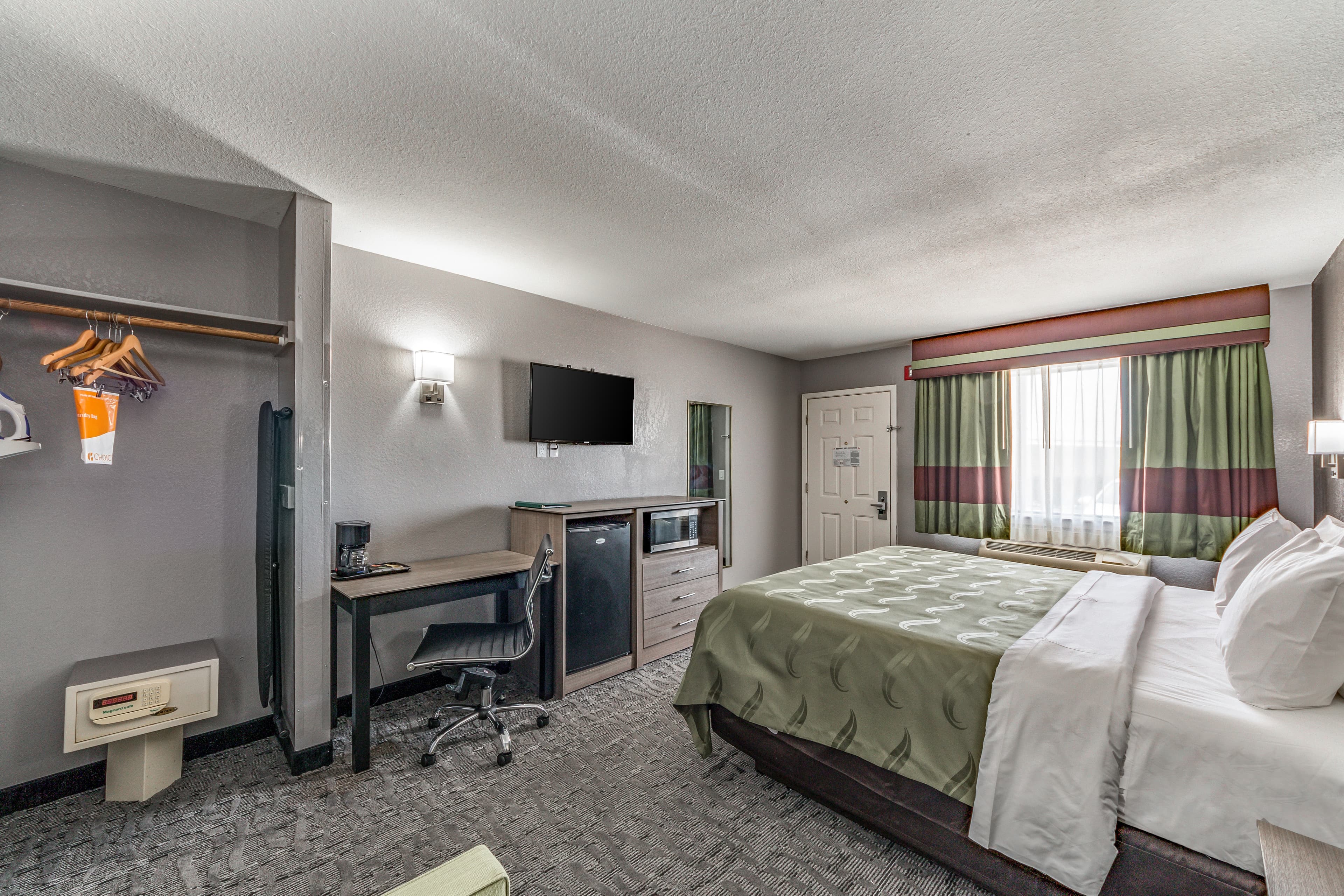 Quality Inn I-10 East near Frost Bank Center - Image 3