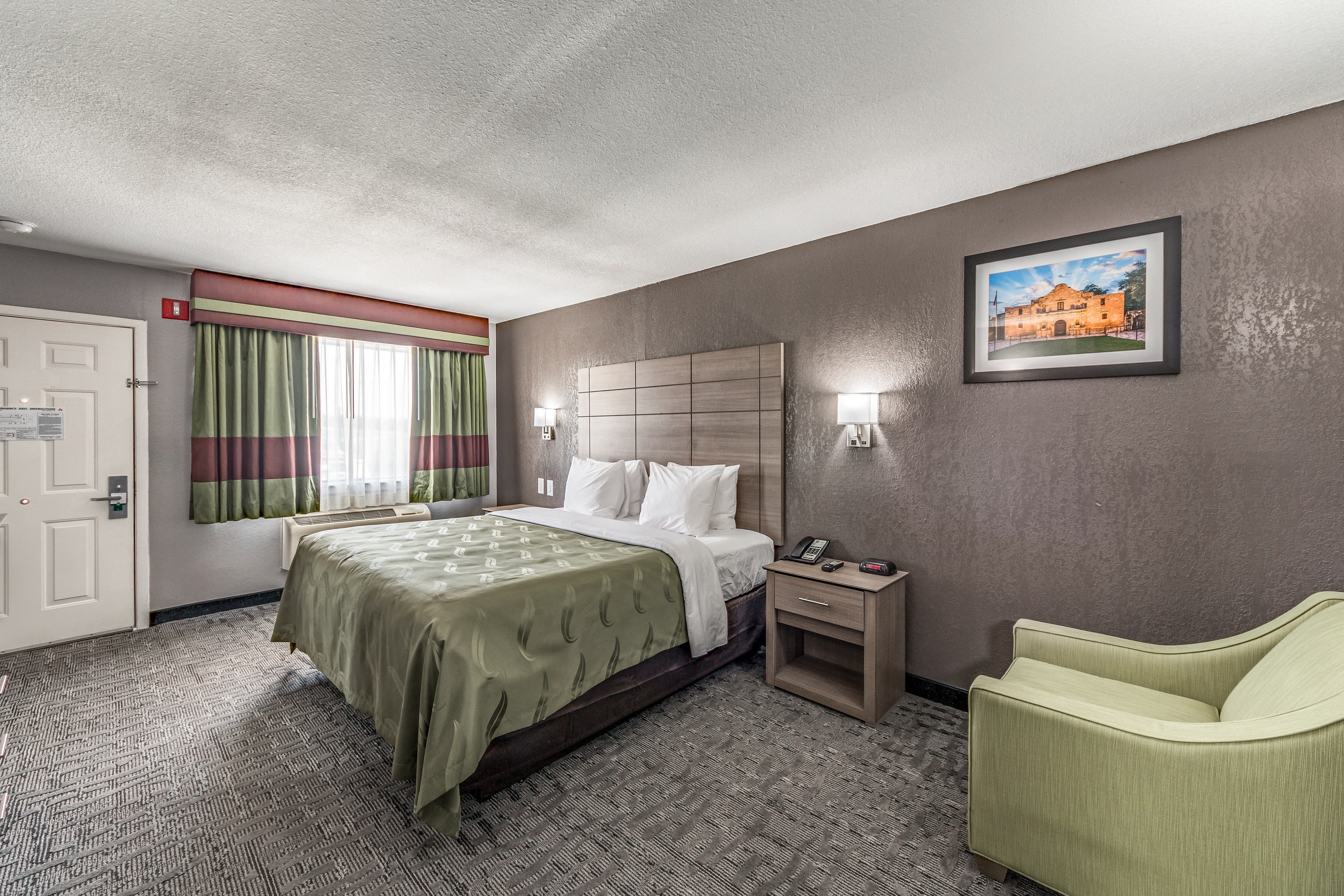 Quality Inn I-10 East near Frost Bank Center - Image 4