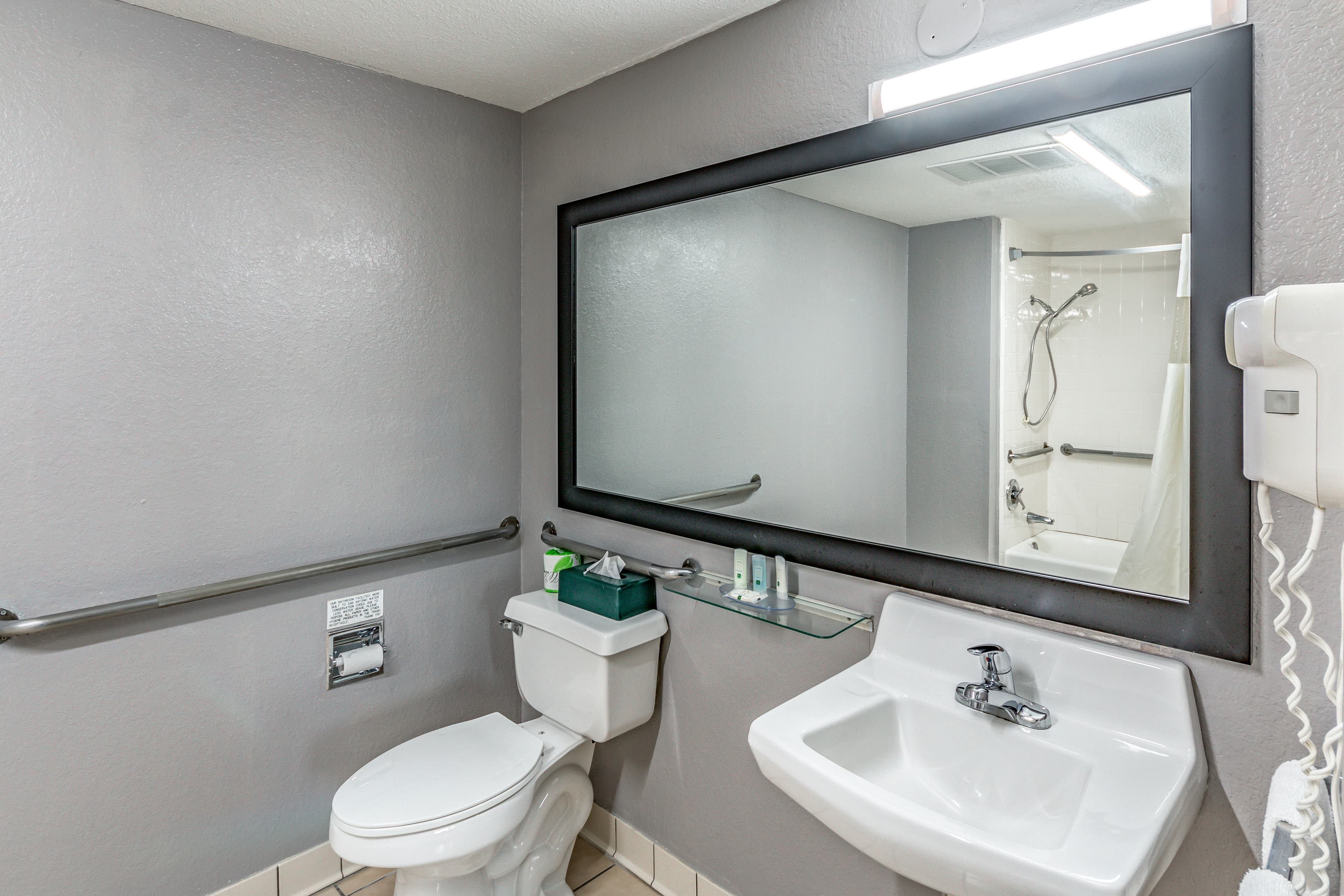 Quality Inn I-10 East near Frost Bank Center - Image 5