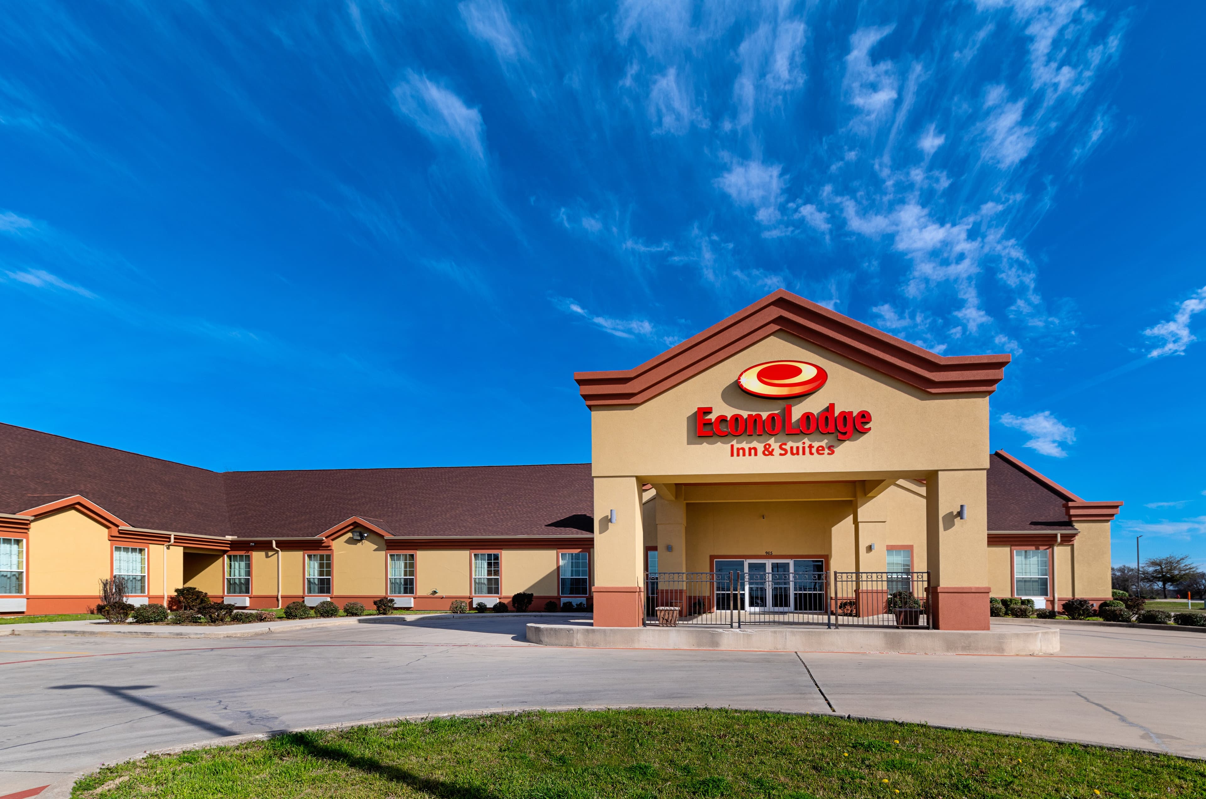 Econo Lodge Inn & Suites Bridgeport - Image 1