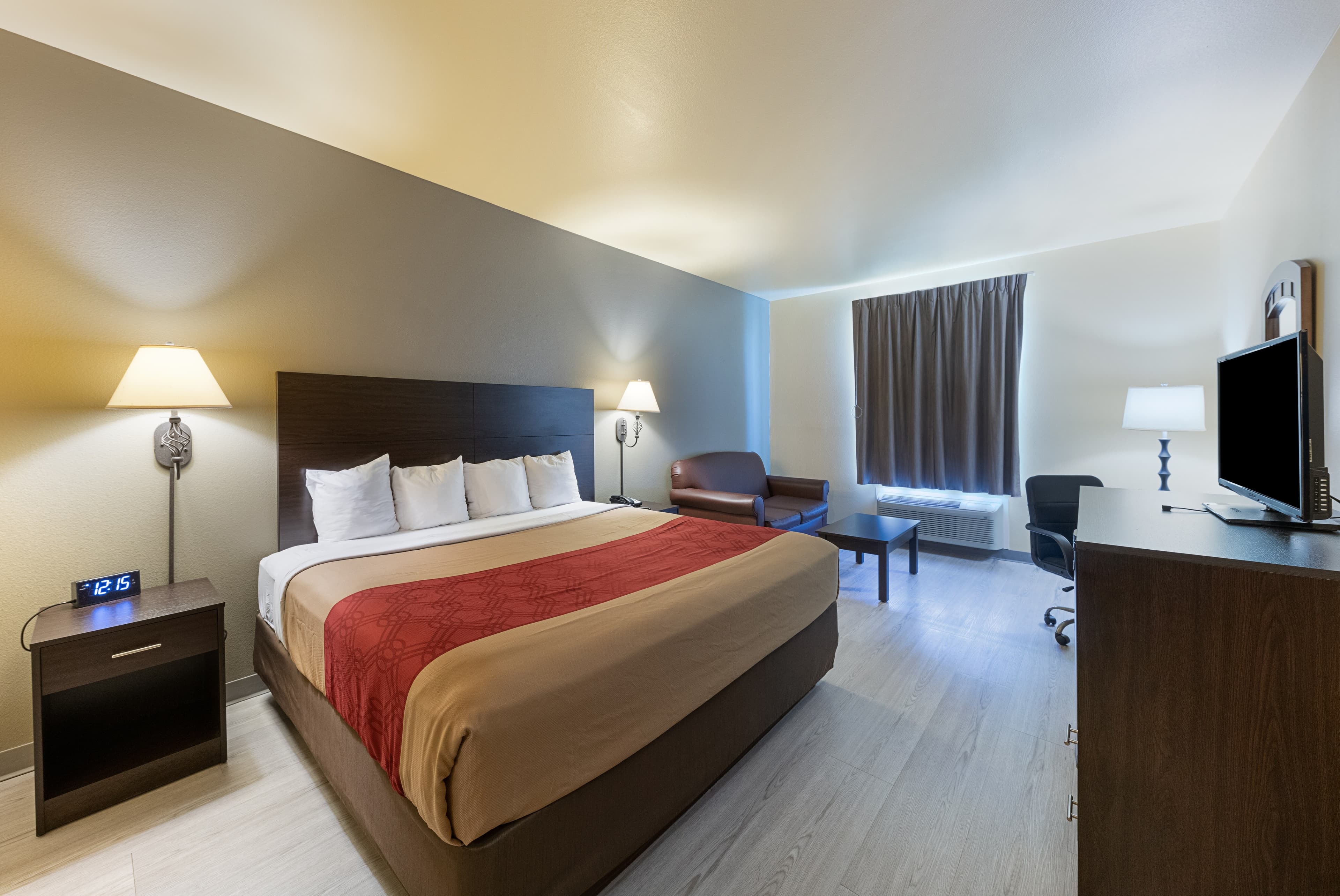 Econo Lodge Inn & Suites Bridgeport - Image 2