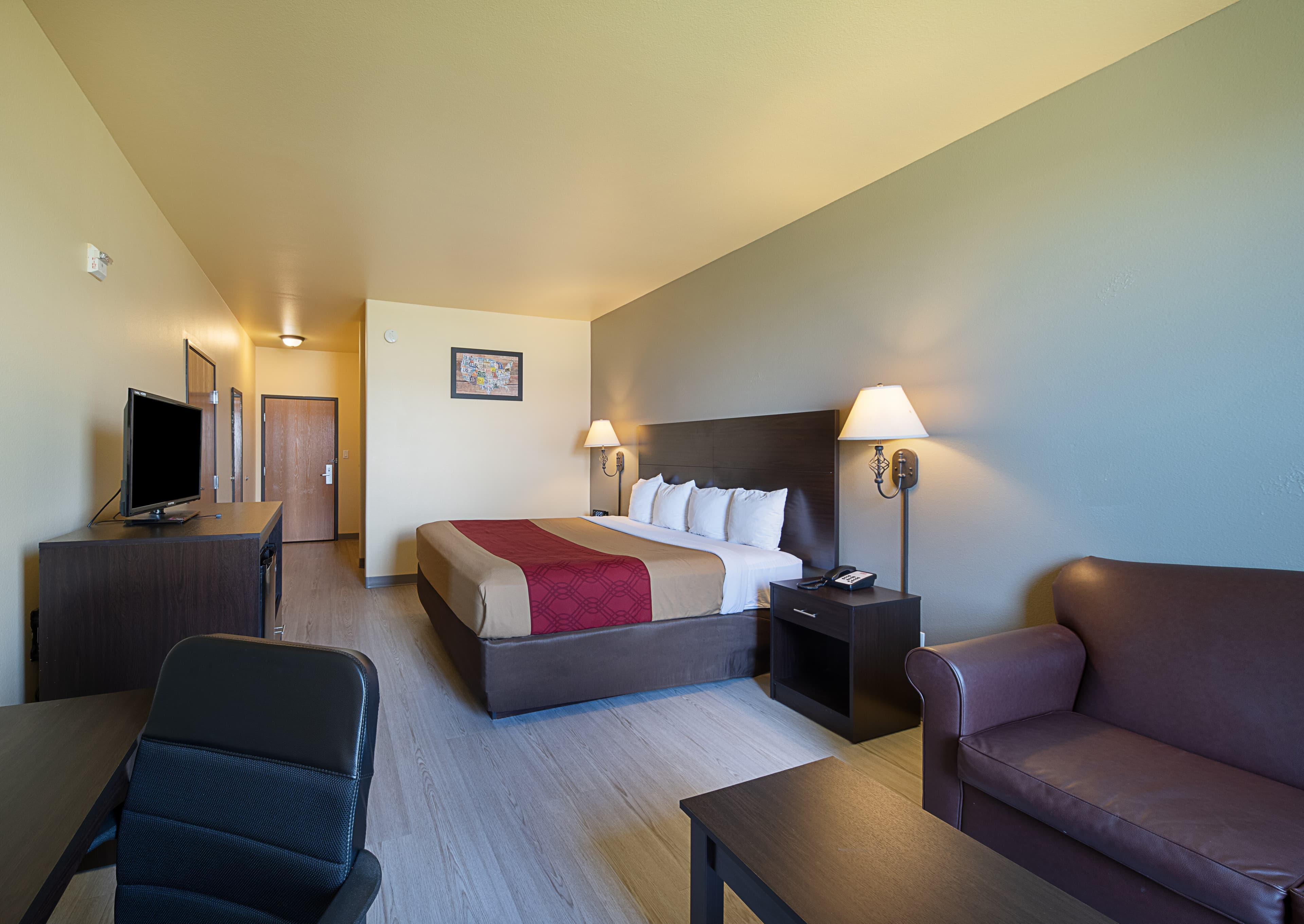 Econo Lodge Inn & Suites Bridgeport - Image 3