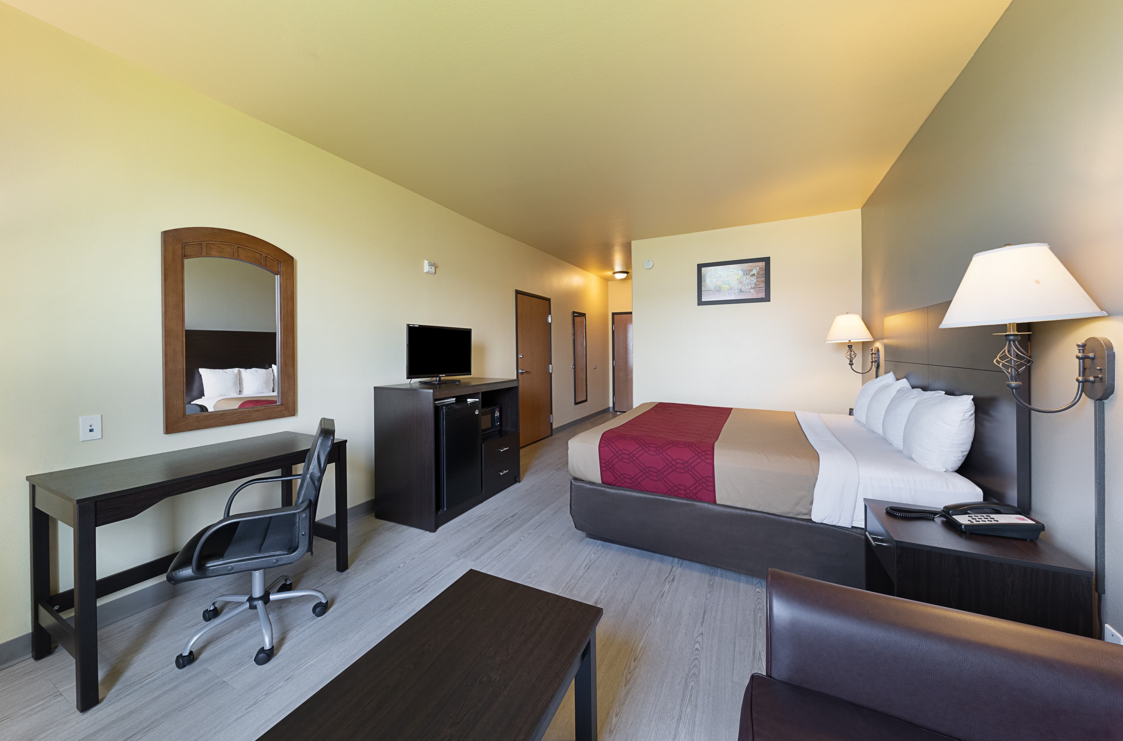 Econo Lodge Inn & Suites Bridgeport - Image 4