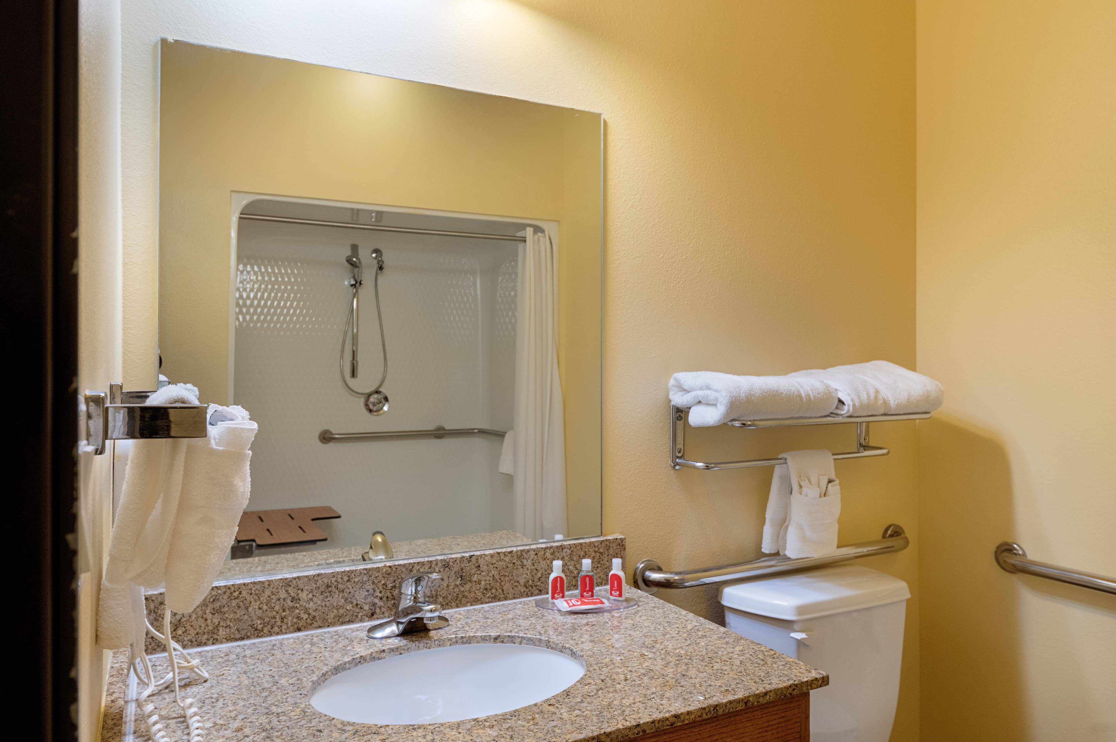 Econo Lodge Inn & Suites Bridgeport - Image 5