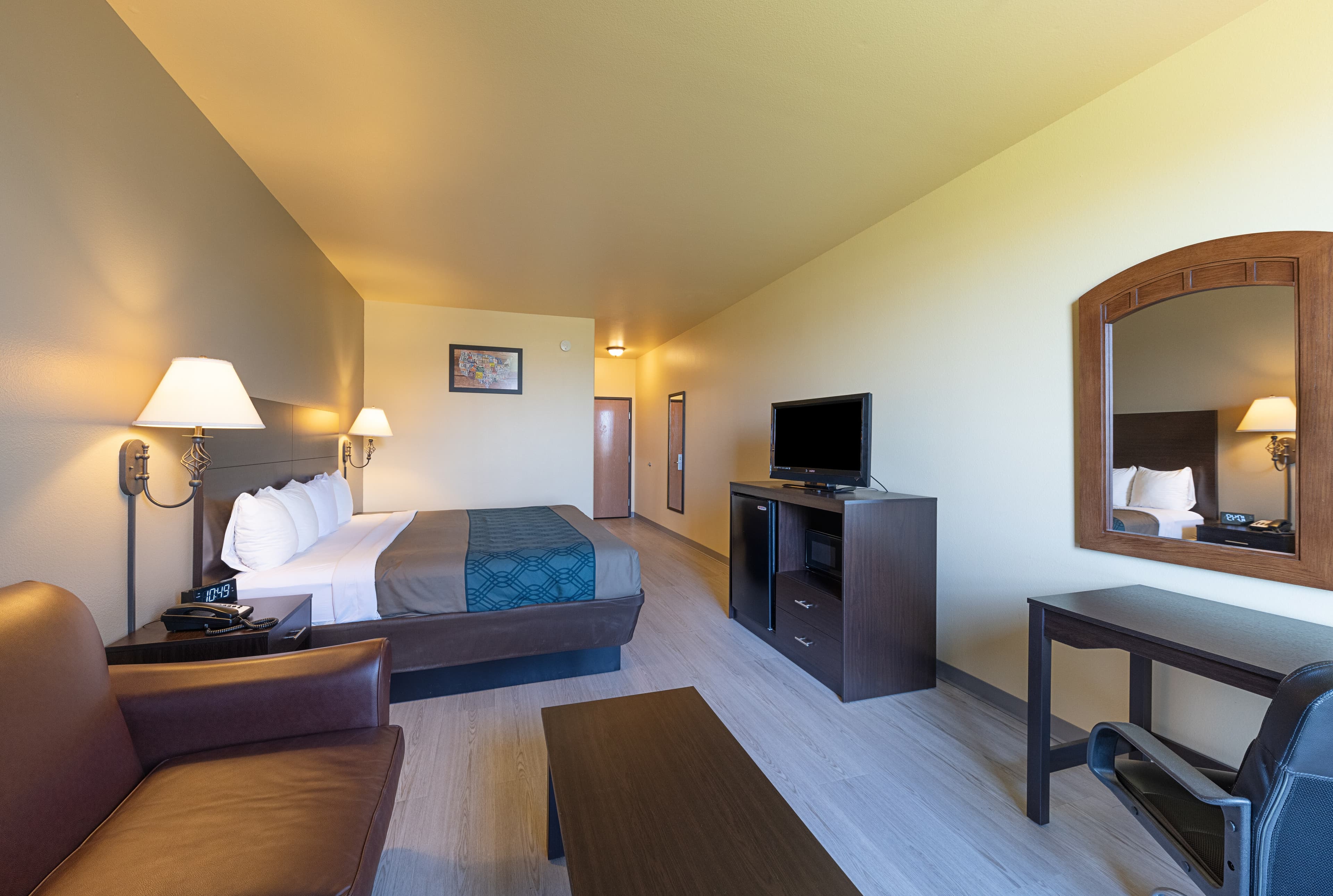 Econo Lodge Inn & Suites Bridgeport — 7