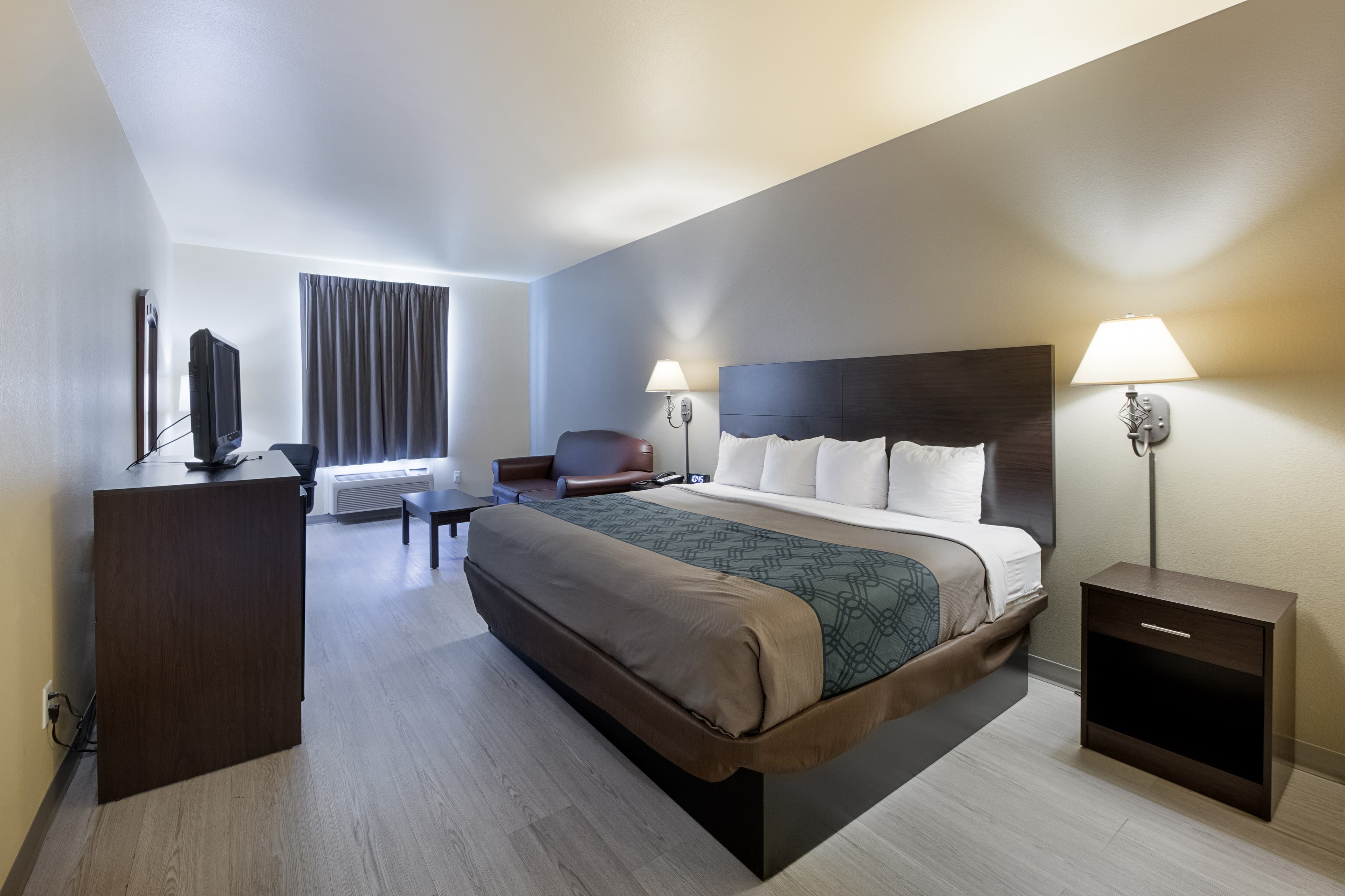 Econo Lodge Inn & Suites Bridgeport — 8