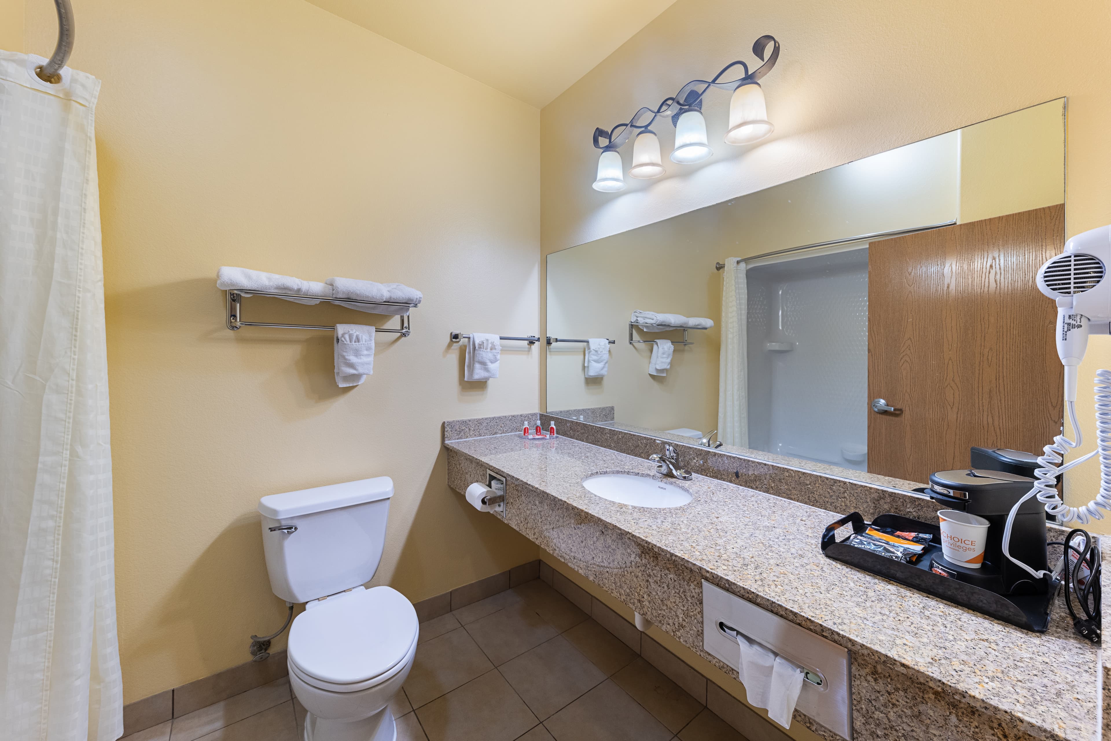 Econo Lodge Inn & Suites Bridgeport — 9