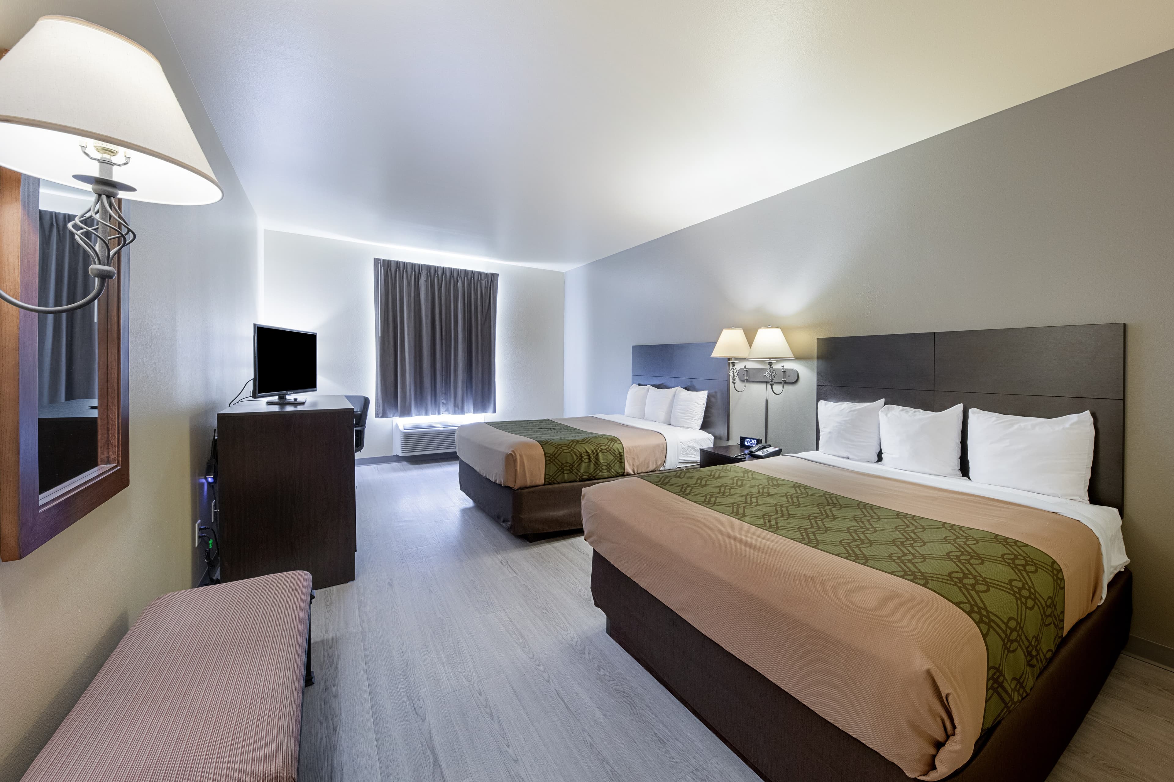 Econo Lodge Inn & Suites Bridgeport — 10
