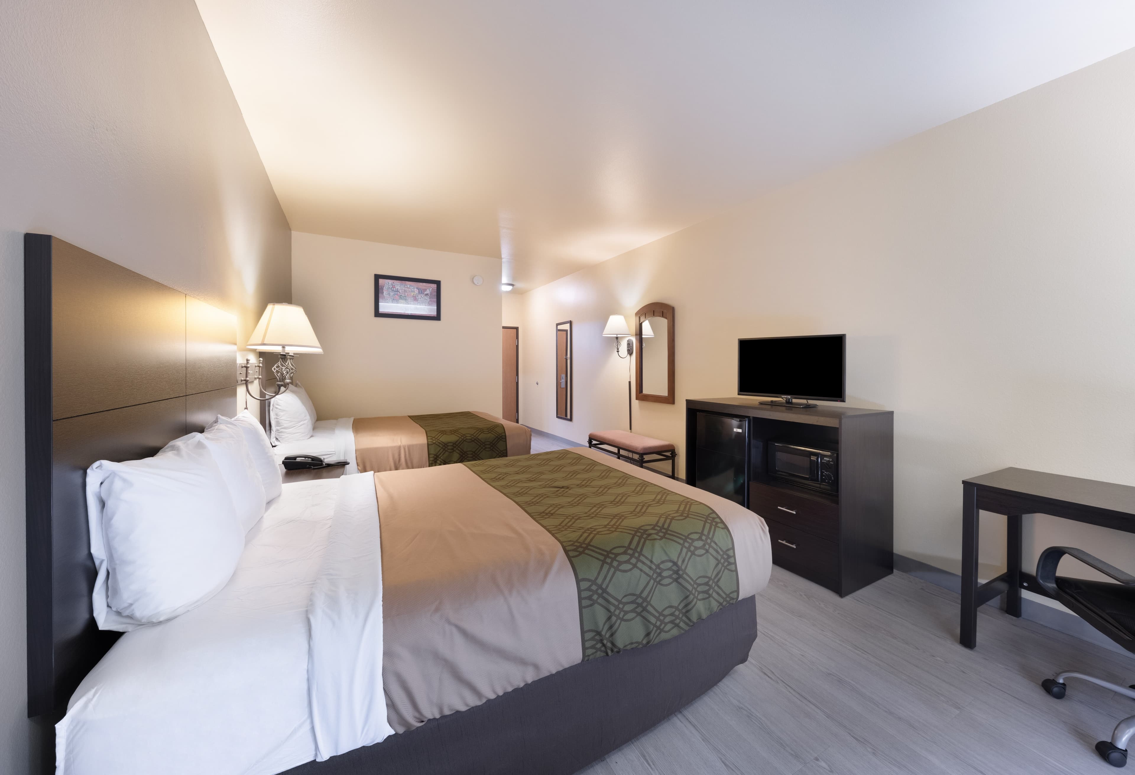 Econo Lodge Inn & Suites Bridgeport — 11