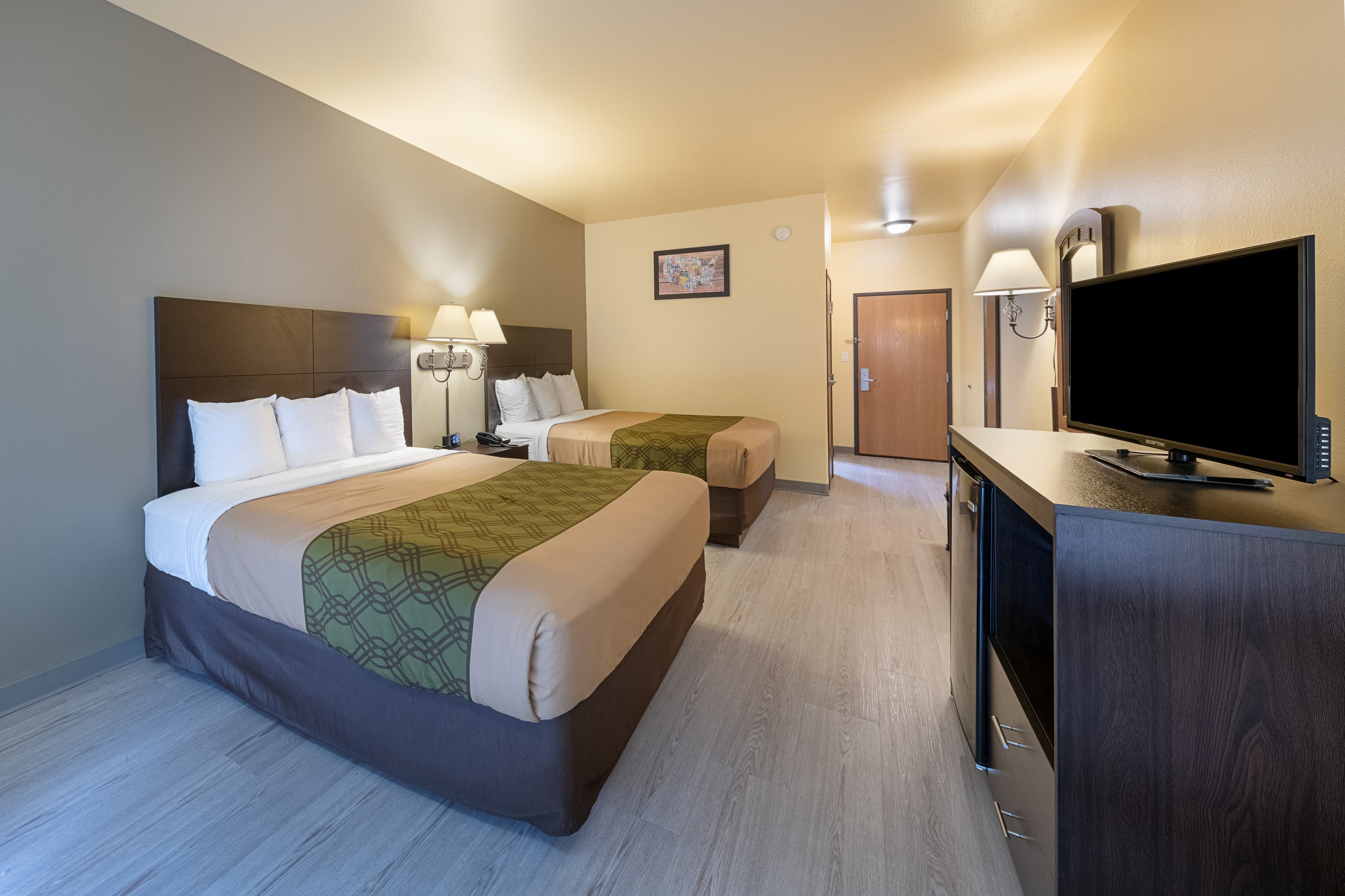 Econo Lodge Inn & Suites Bridgeport — 12