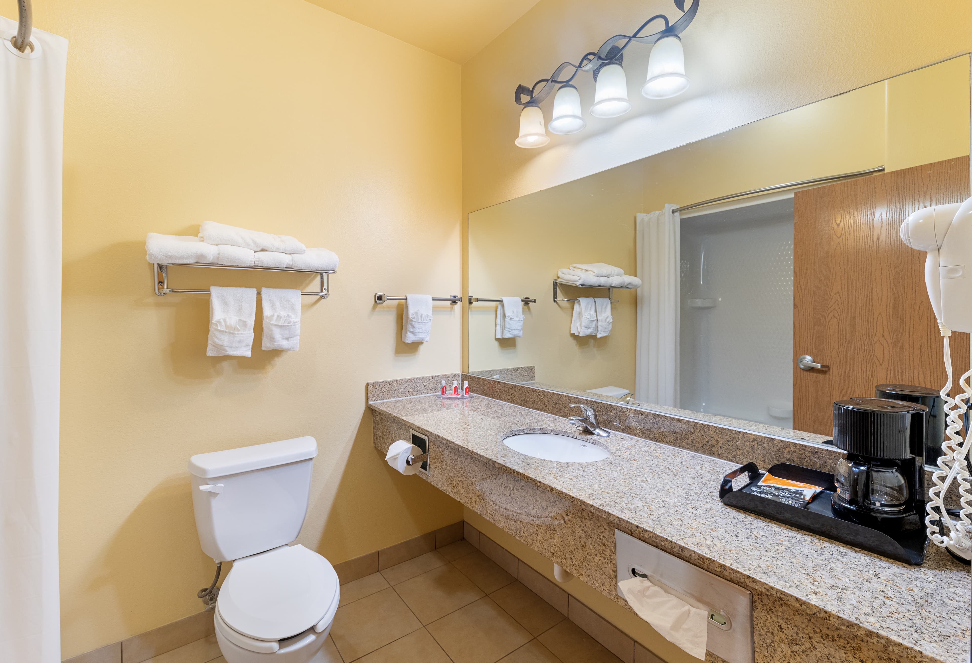 Econo Lodge Inn & Suites Bridgeport — 13
