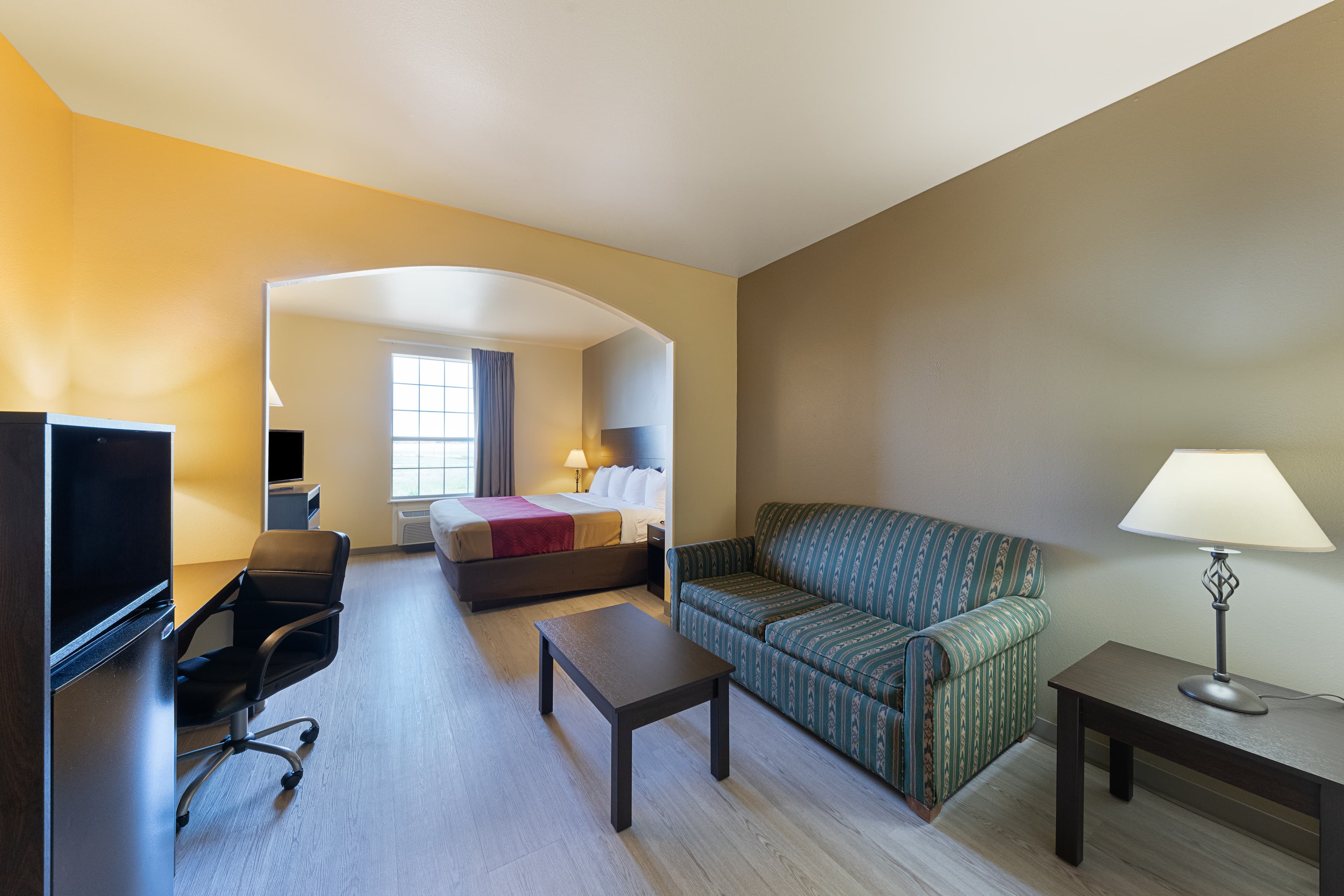 Econo Lodge Inn & Suites Bridgeport — 16