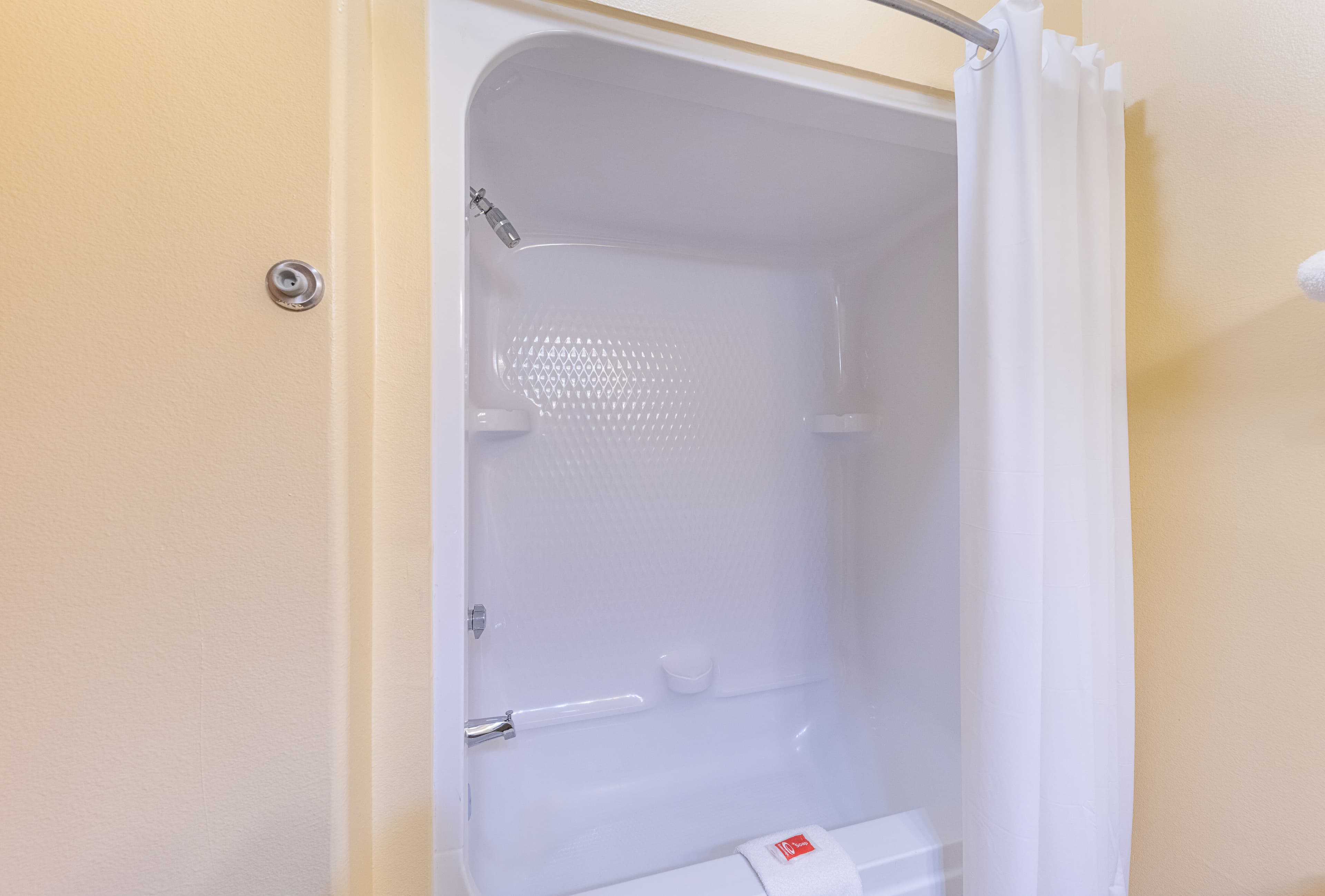 Econo Lodge Inn & Suites Bridgeport — 17