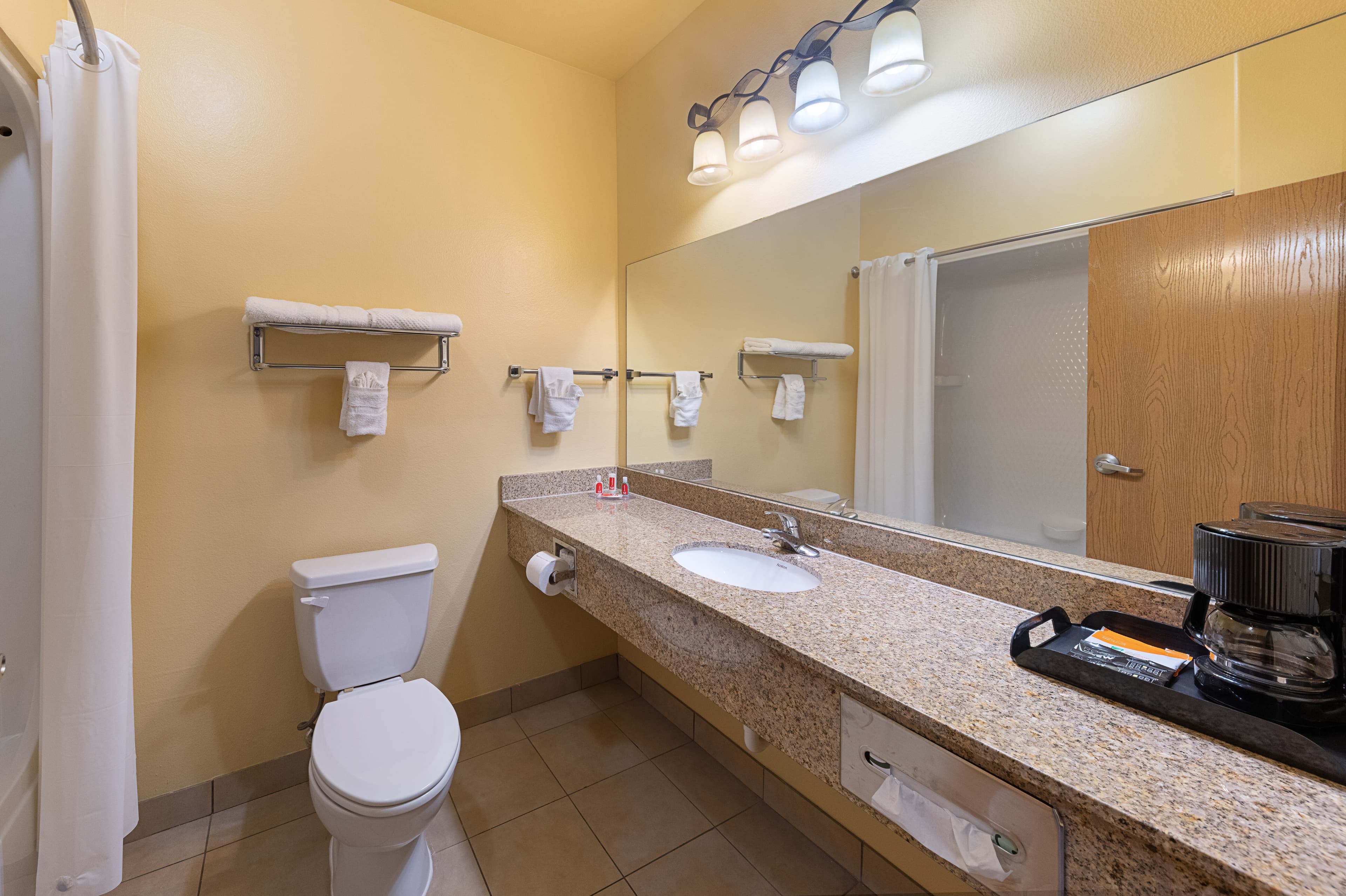 Econo Lodge Inn & Suites Bridgeport — 18
