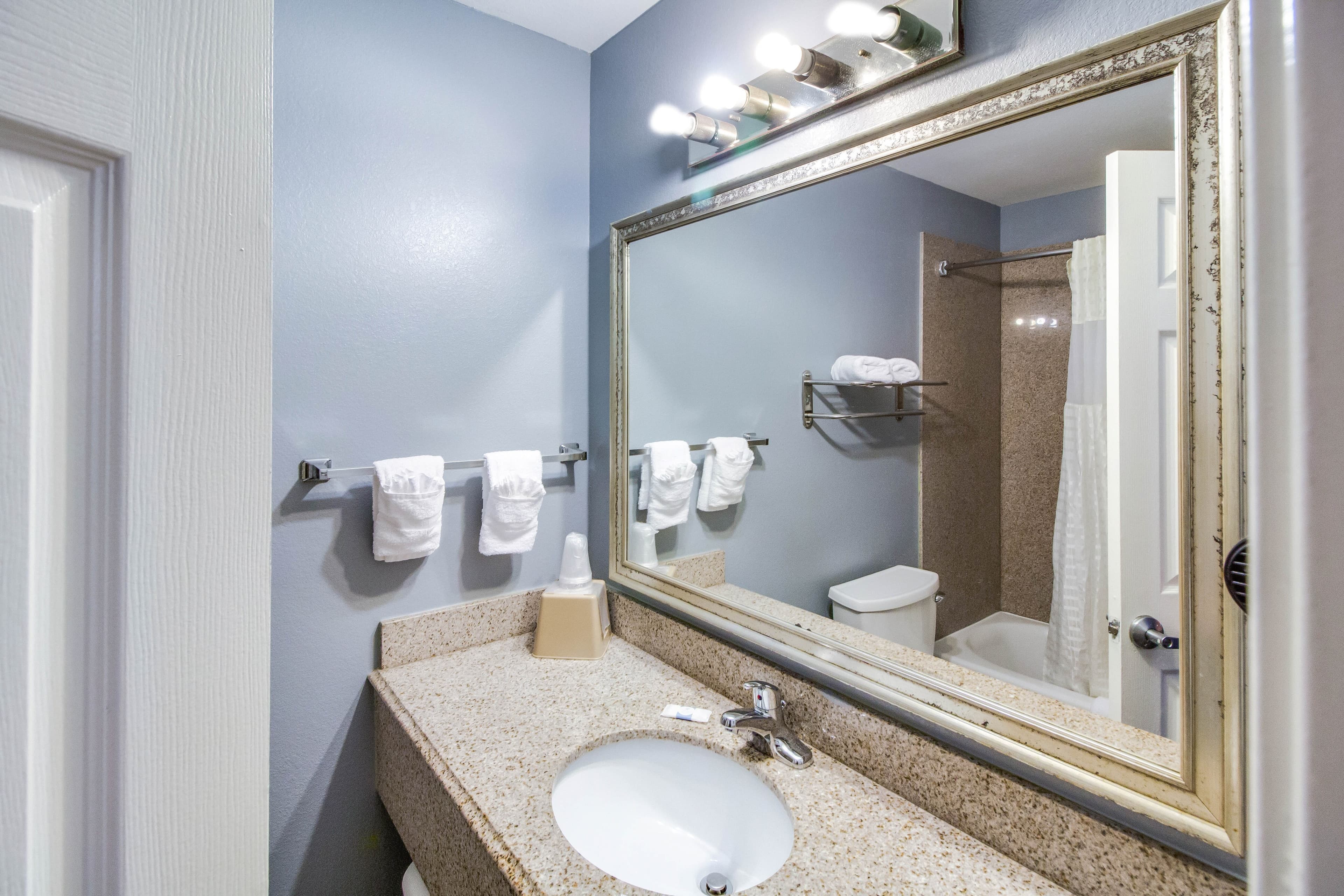 Rodeway Inn & Suites Port Arthur - Groves — 45