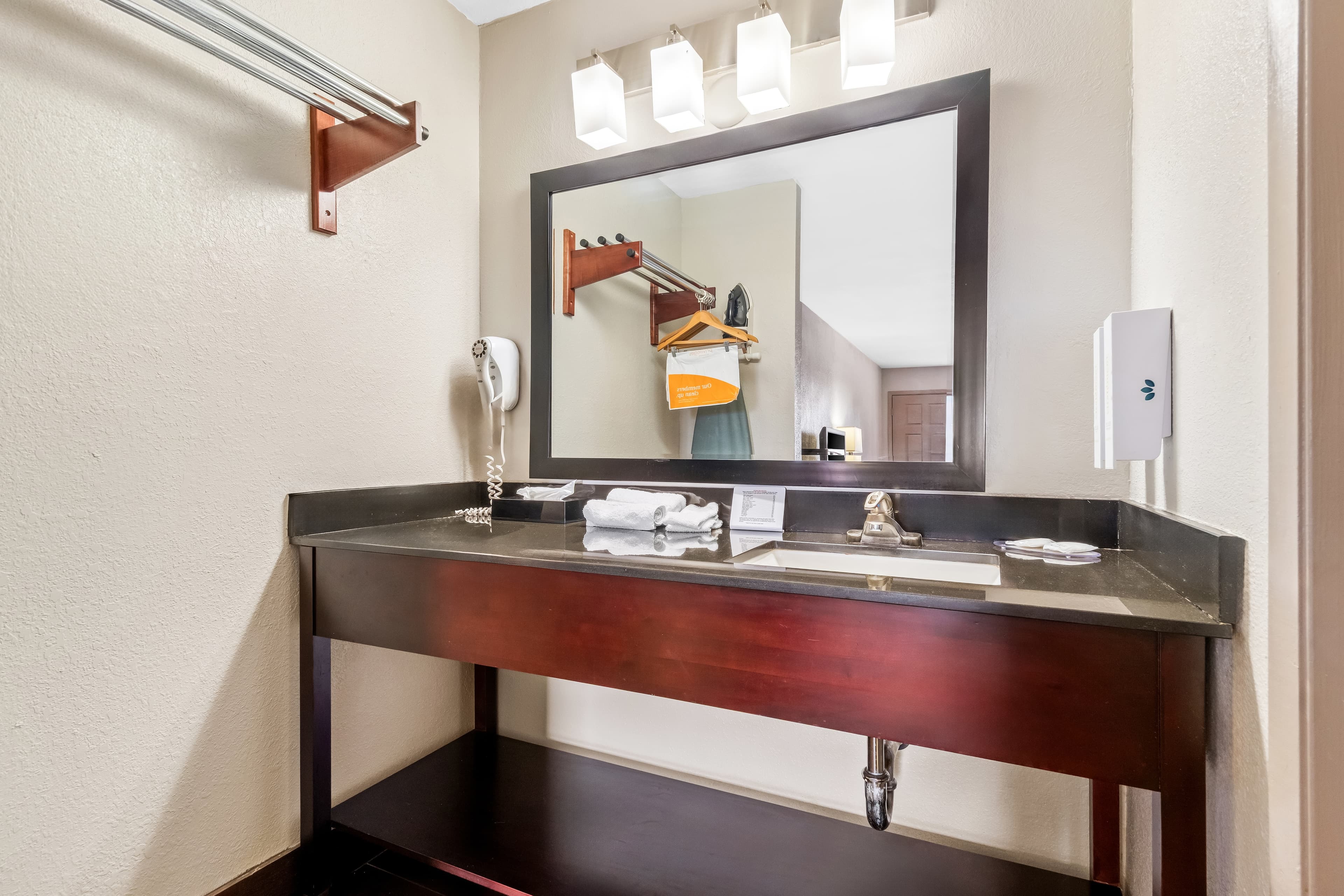 Econo Lodge Childress — 5