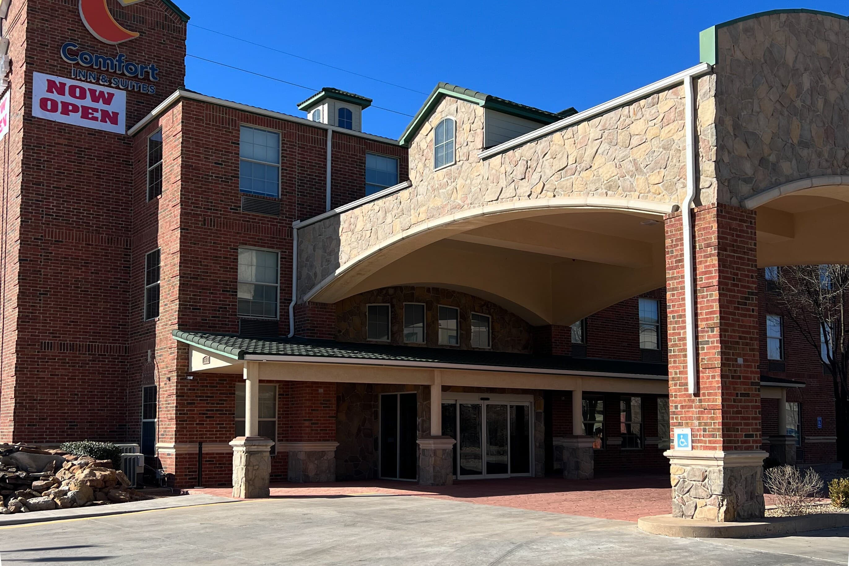 Comfort Inn & Suites - Image 1