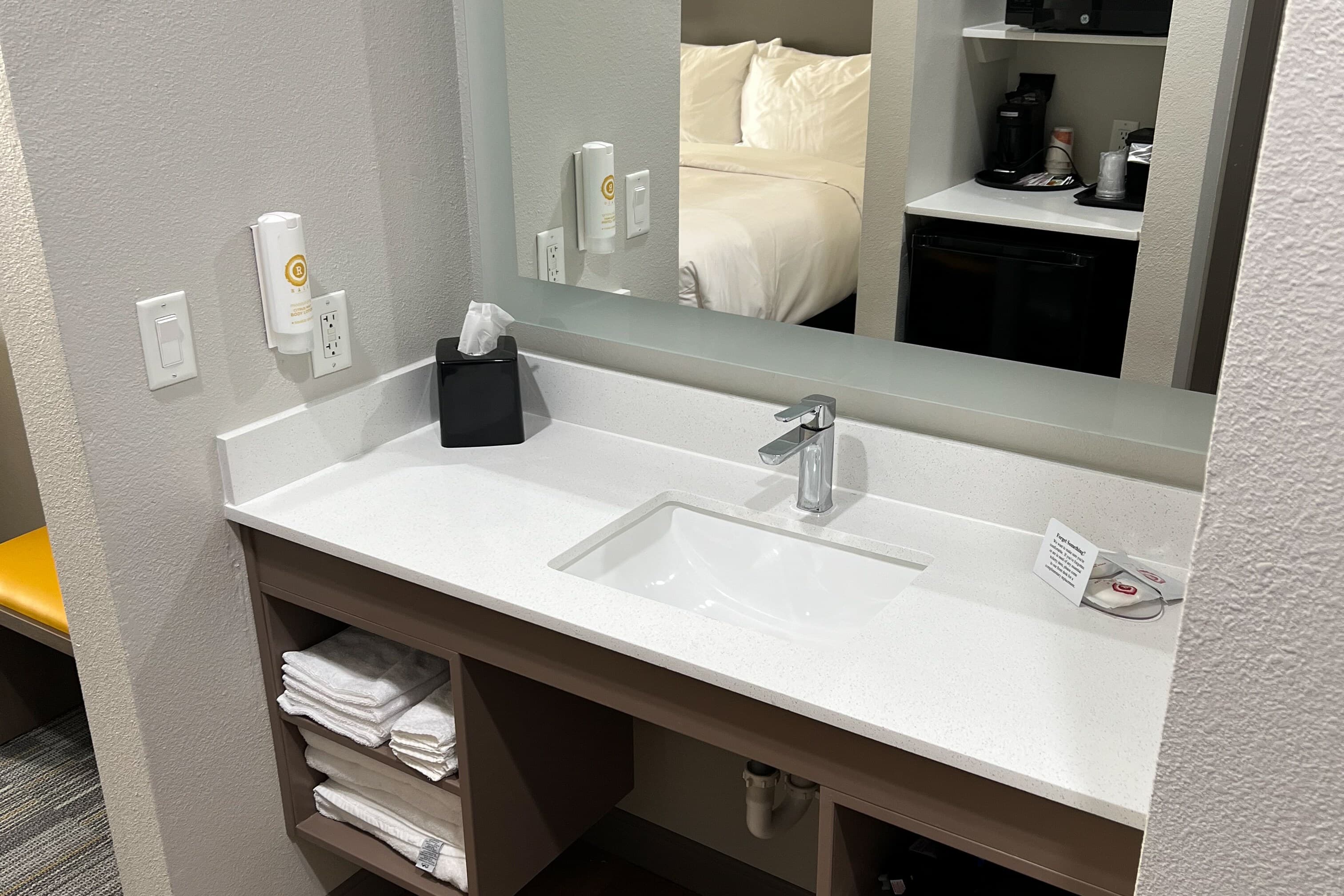 Comfort Inn & Suites - Image 3