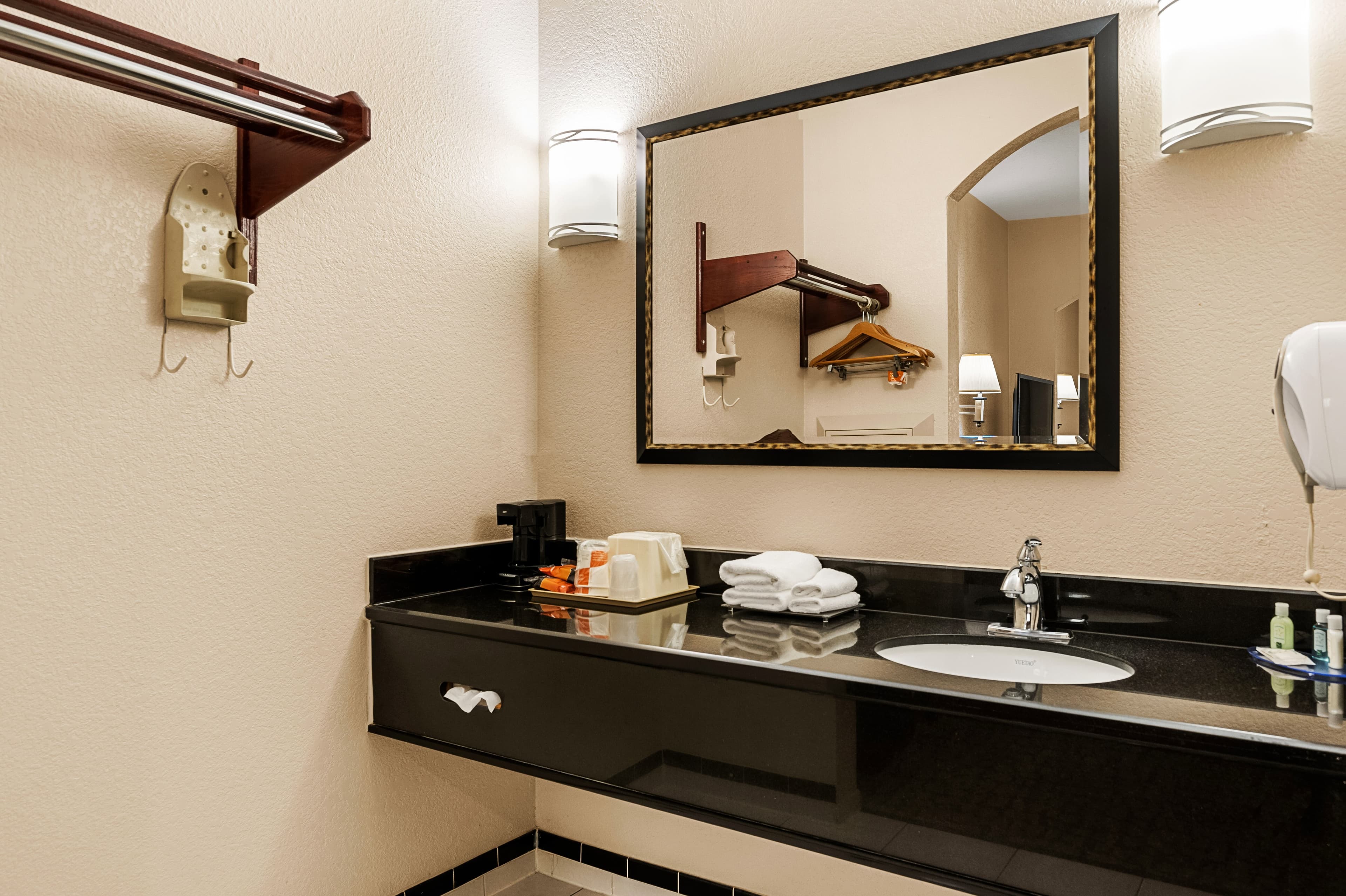 Quality Inn & Suites Houston Northwest - Cypress — 6