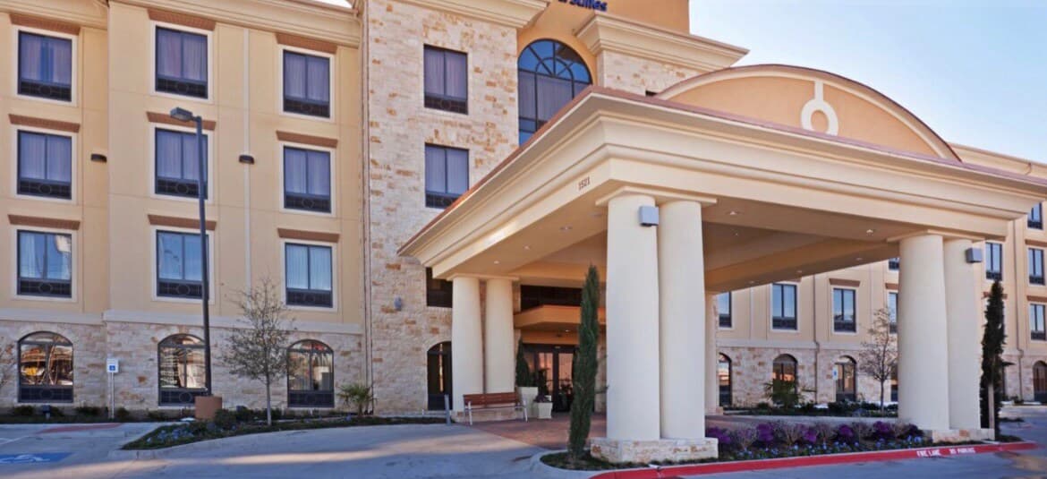 Comfort Inn & Suites Dallas Medical-Market Center - Image 1
