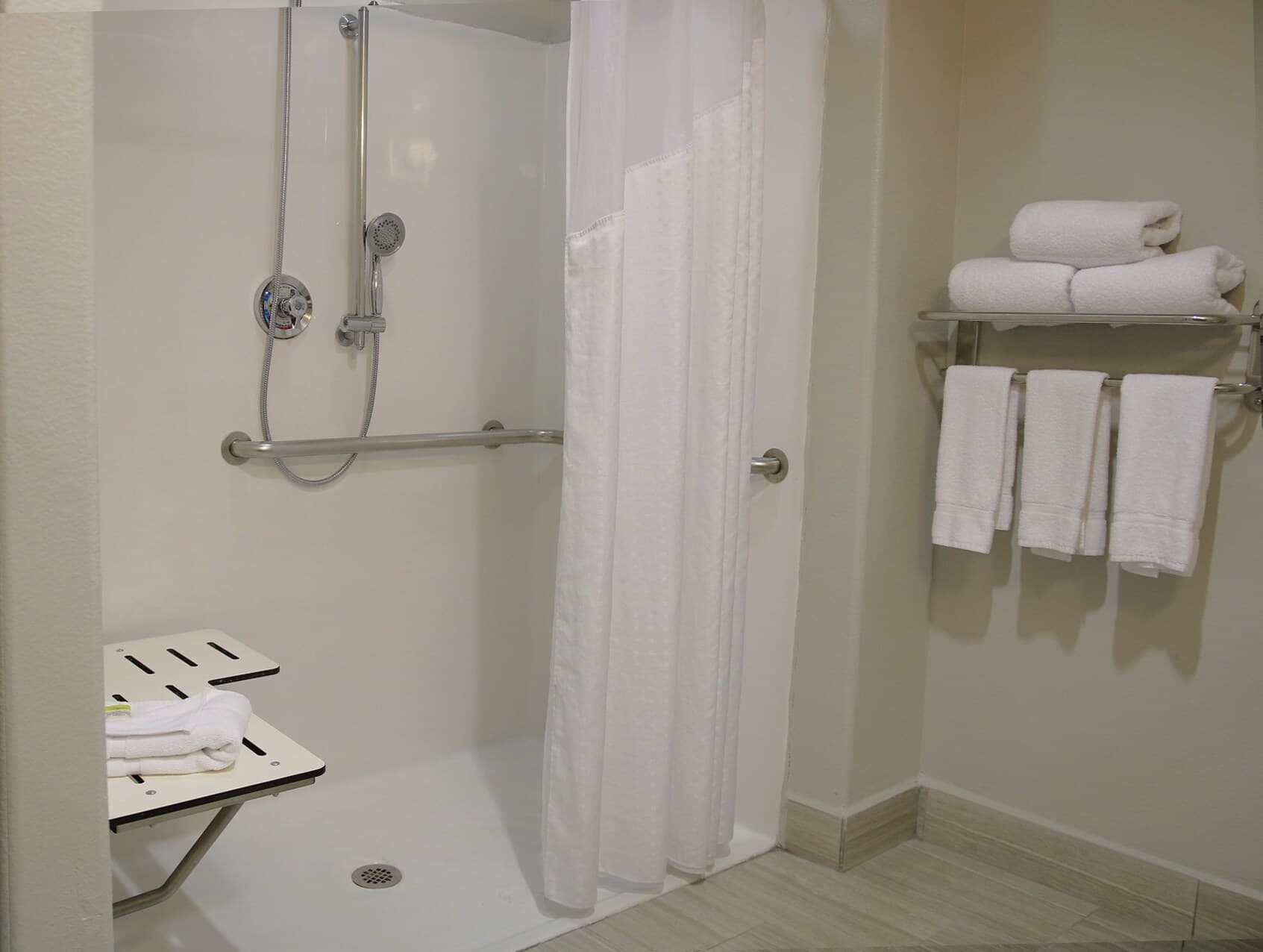 Comfort Inn & Suites Dallas Medical-Market Center - Image 4