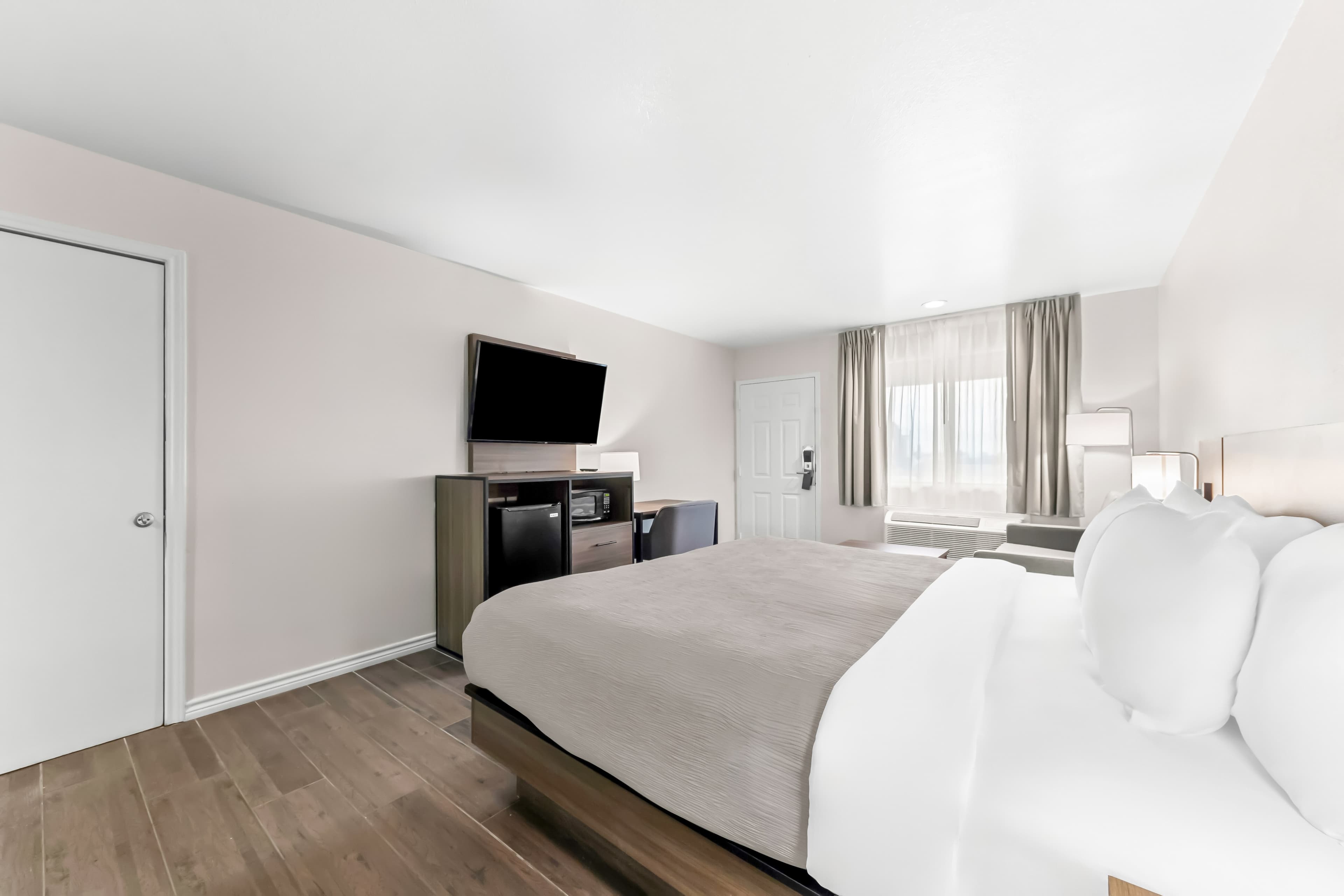 Quality Inn & Suites Port Lavaca near Lighthouse Beach - Image 2