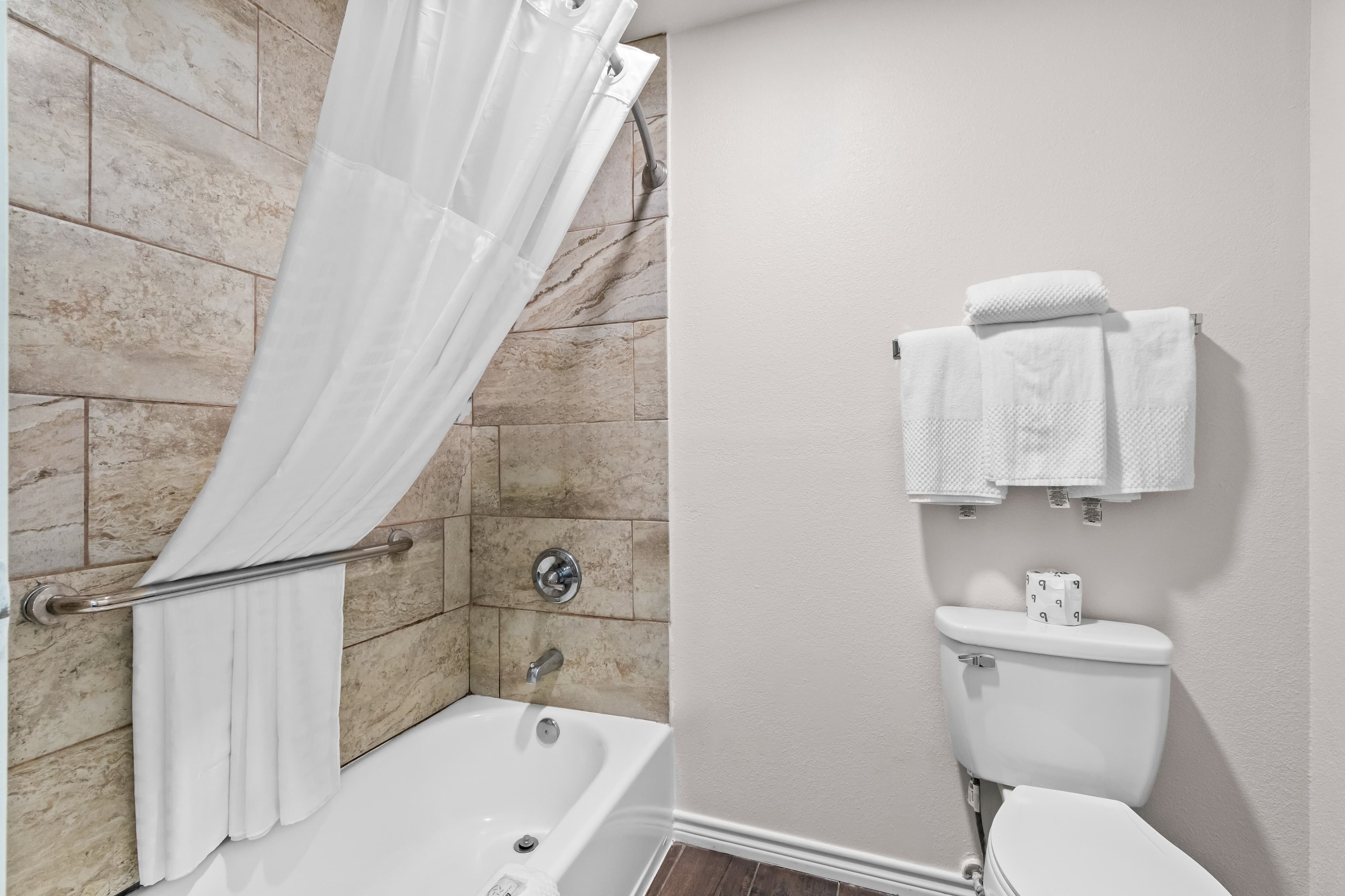 Quality Inn & Suites Port Lavaca near Lighthouse Beach - Image 4