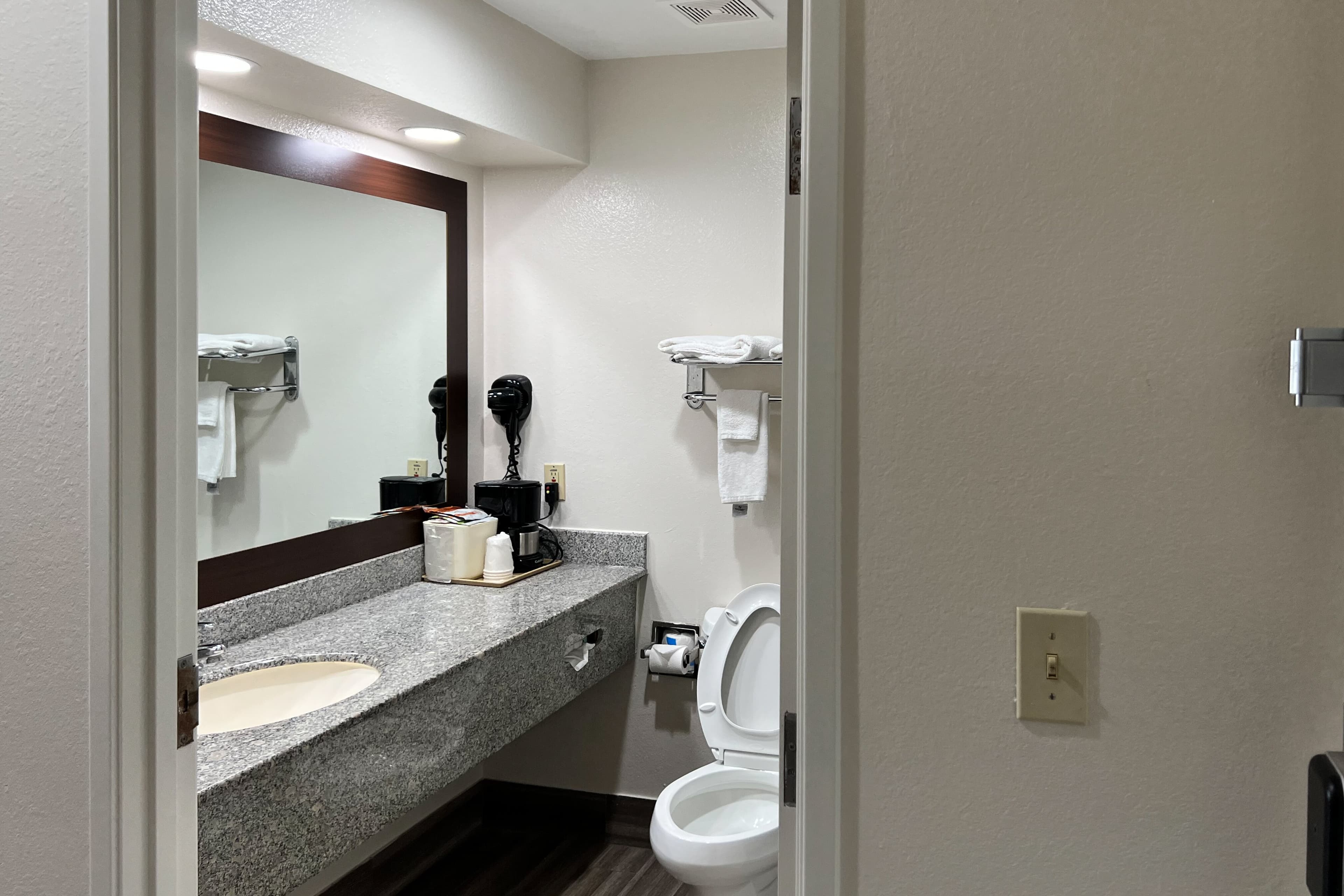 Econo Lodge Beaumont I-10 South — 8