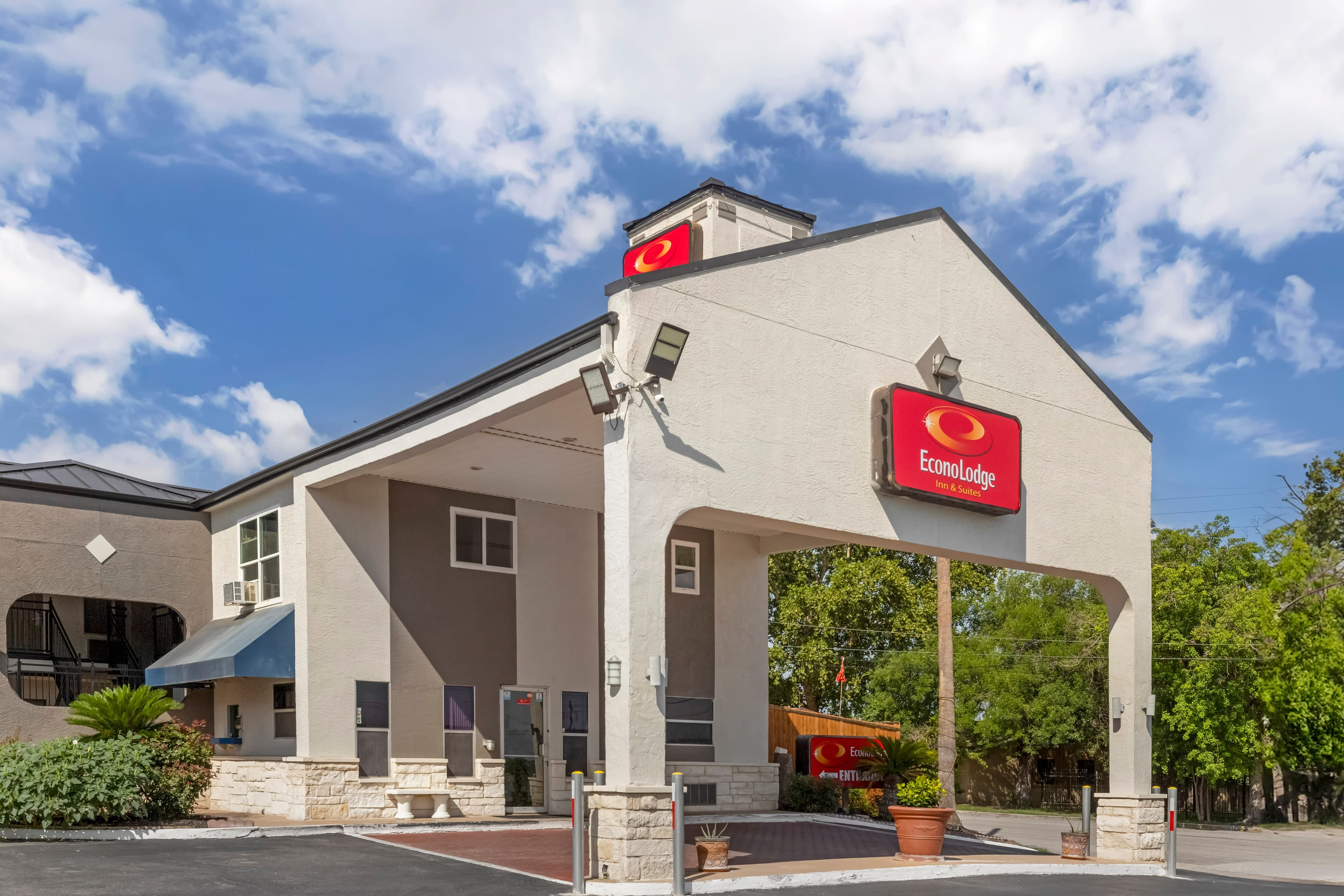 Econo Lodge Inn & Suites Near Lackland AFB - Image 1