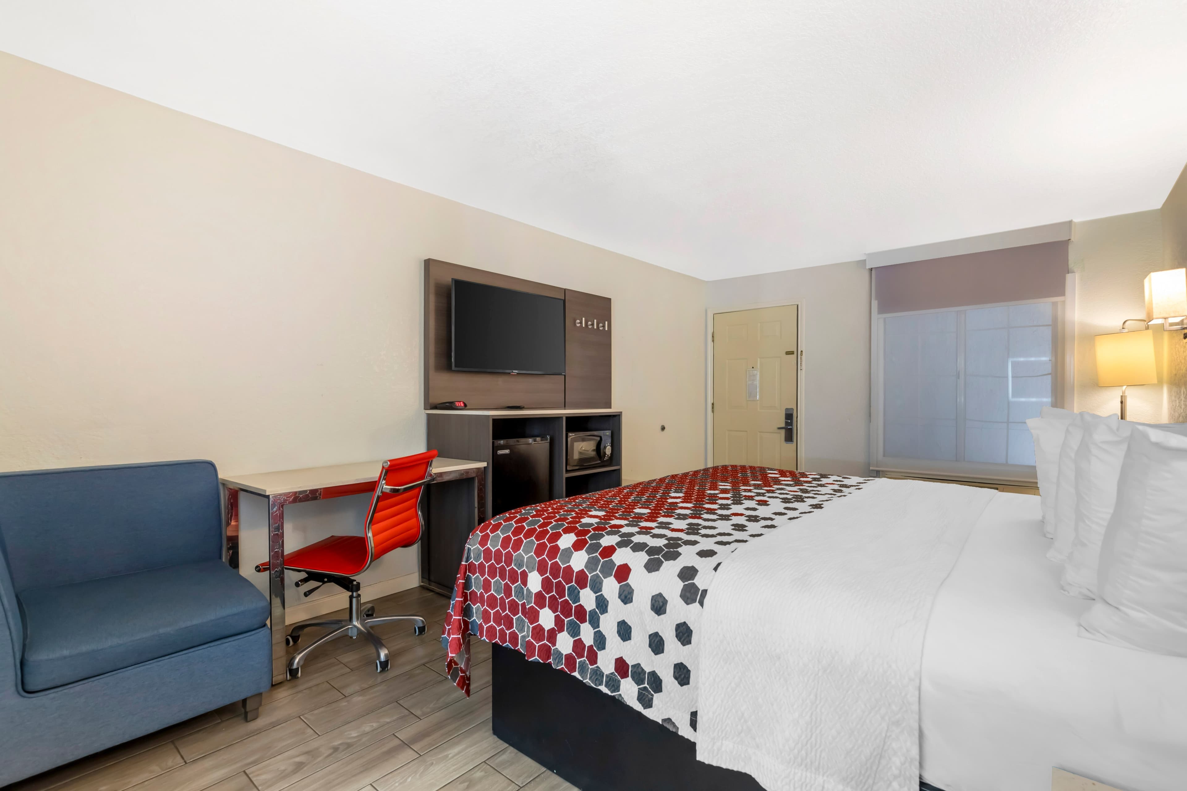 Econo Lodge Inn & Suites Near Lackland AFB - Image 4