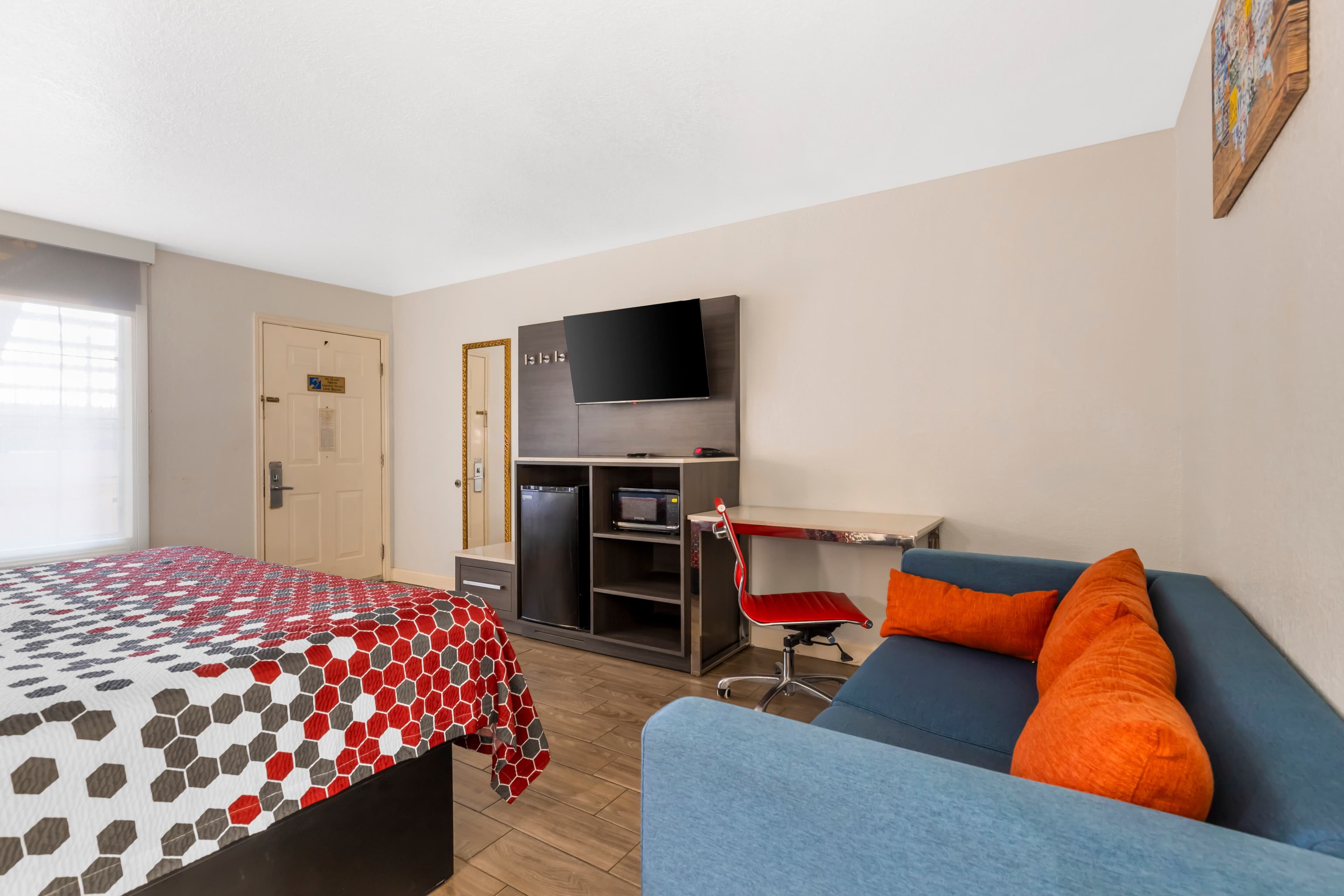Econo Lodge Inn & Suites Near Lackland AFB — 20