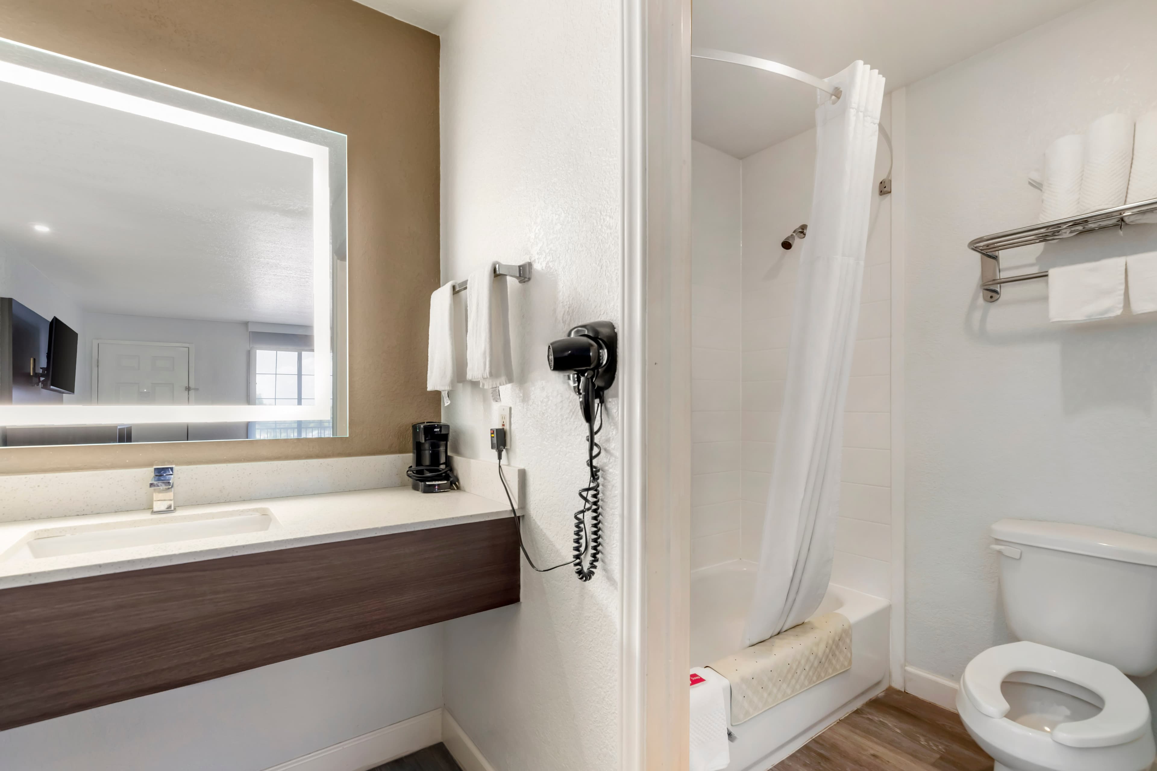 Econo Lodge Inn & Suites Near Lackland AFB — 13