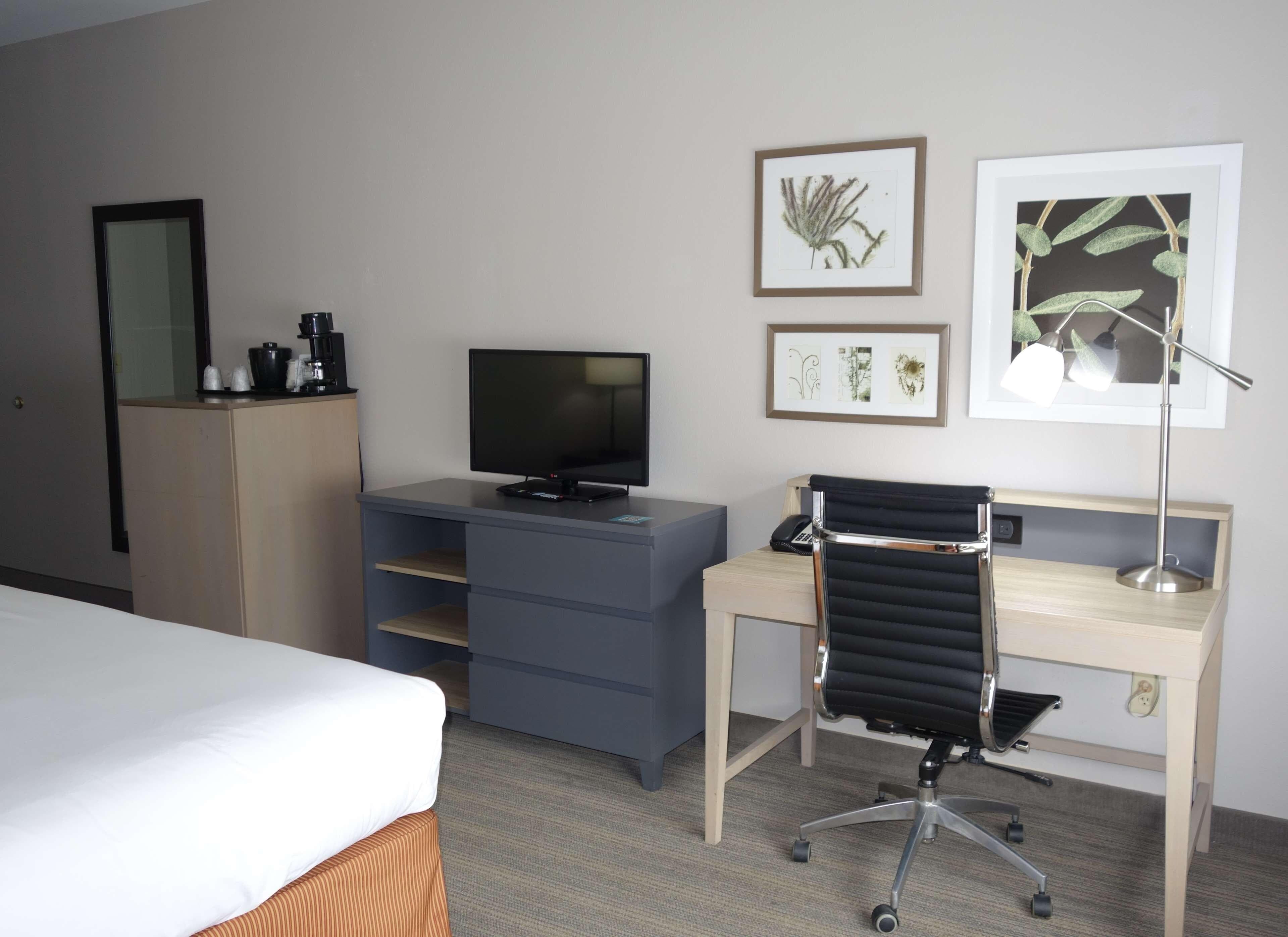Country Inn & Suites by Radisson, Round Rock, TX - Image 4