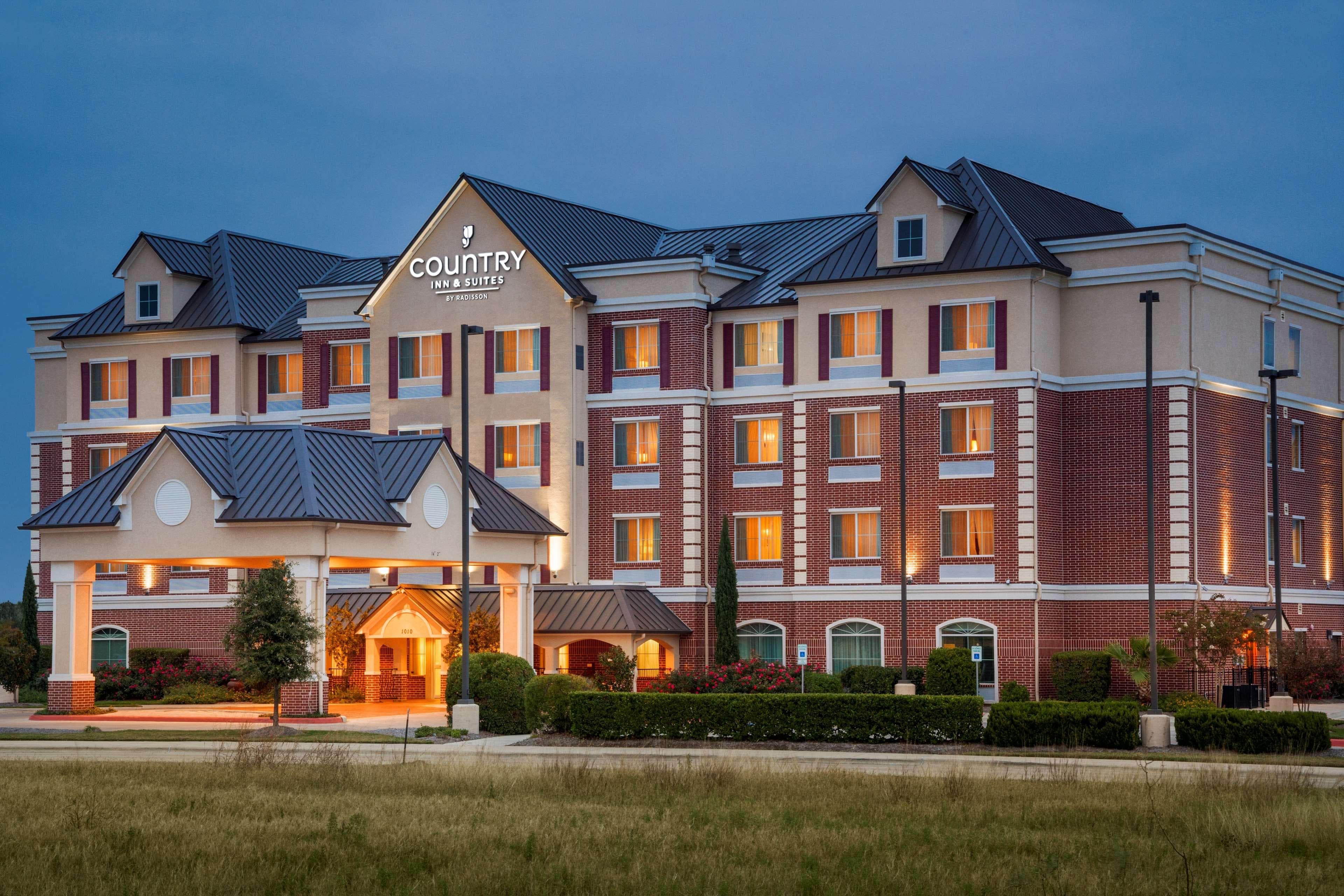 Country Inn & Suites by Radisson, College Station, TX - Image 1