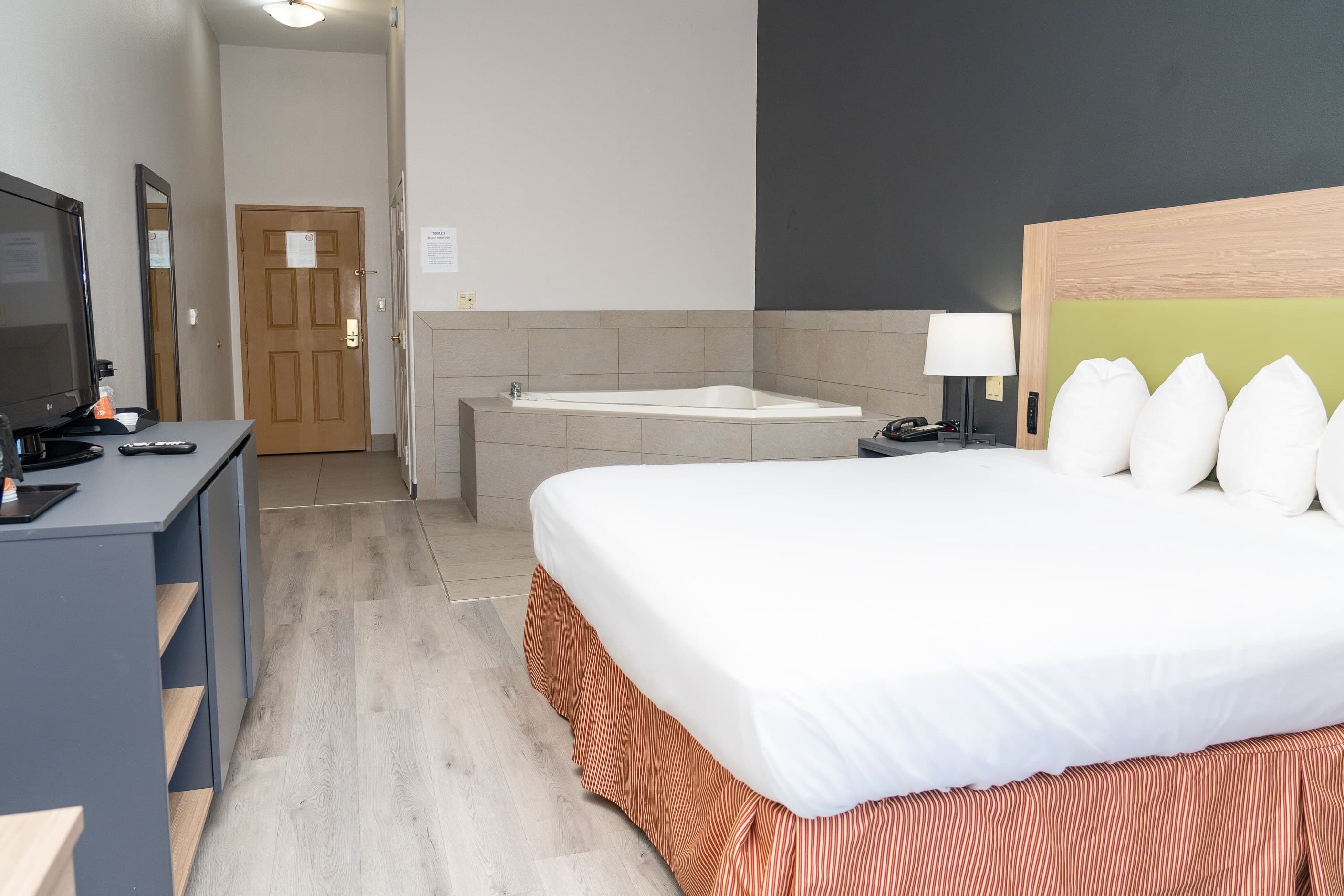 Country Inn & Suites by Radisson, College Station, TX - Image 4