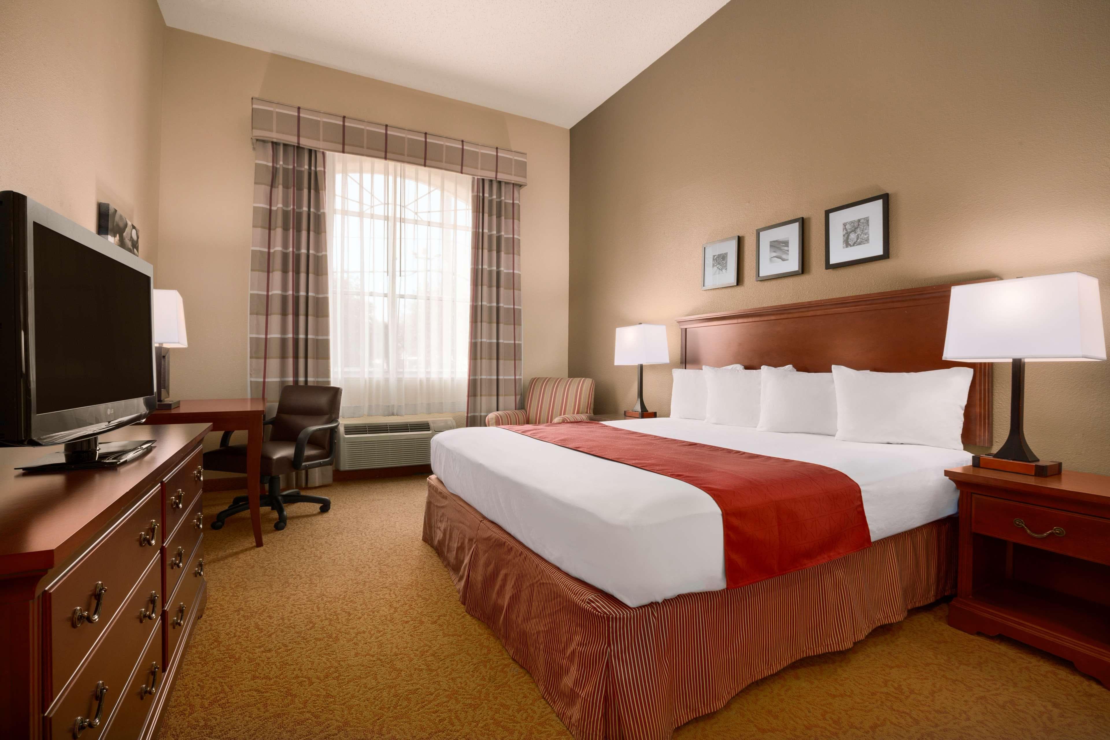 Country Inn & Suites by Radisson, Humble IAH East - Image 2